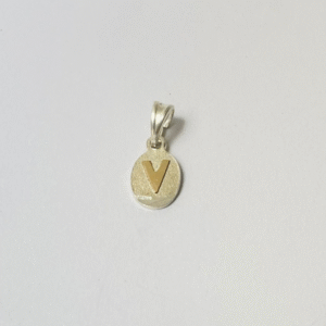 Dije letra V 1.25 gr / 2.5 cm / plata italiana + oro laminado