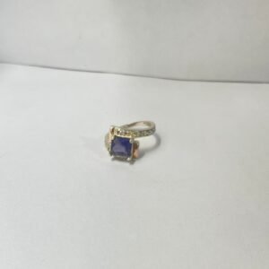Anillo clásico 3.55 gr / T8 1/2 / circon morado y blancos plata italiana