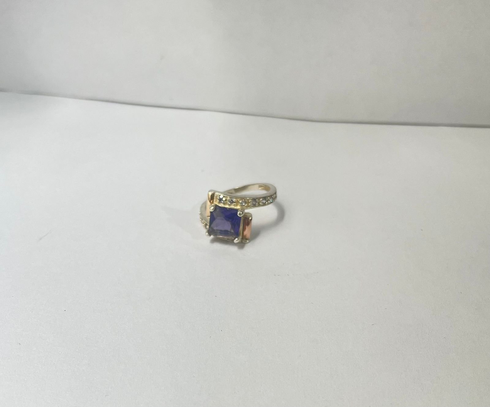 Anillo clásico 3.55 gr / T8 1/2 / circon morado y blancos plata italiana