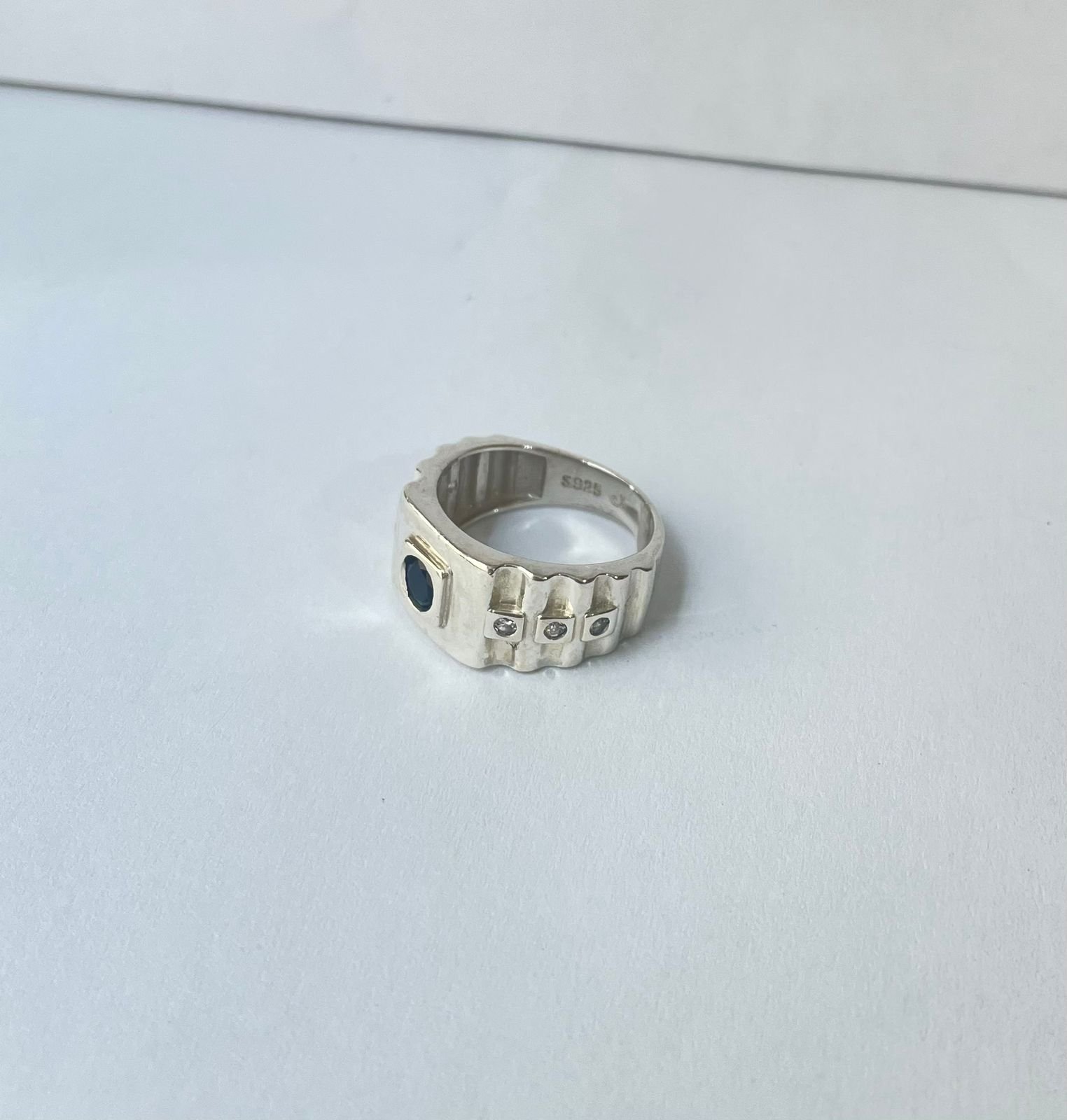 Anillo clásico 5.85 gr / T8 1/2 / circones negro plata italiana - Imagen 2