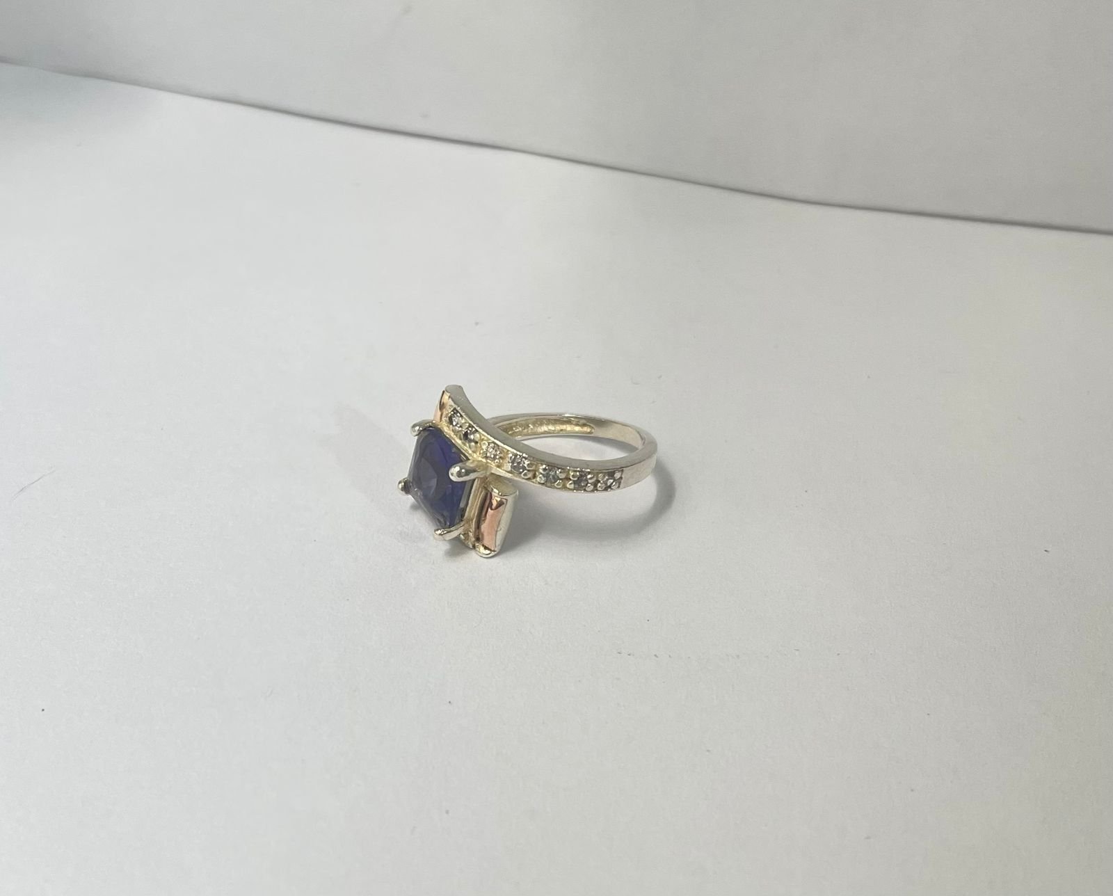 Anillo clásico 3.55 gr / T8 1/2 / circon morado y blancos plata italiana - Imagen 2