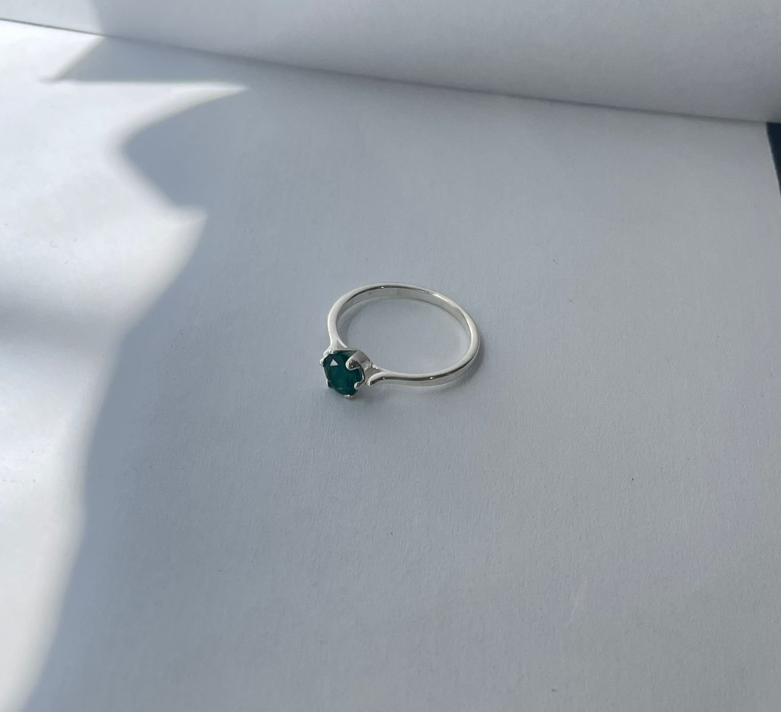 Anillo clásico 1.64 gr / T7 1/2 / circón verde plata italiana - Imagen 2