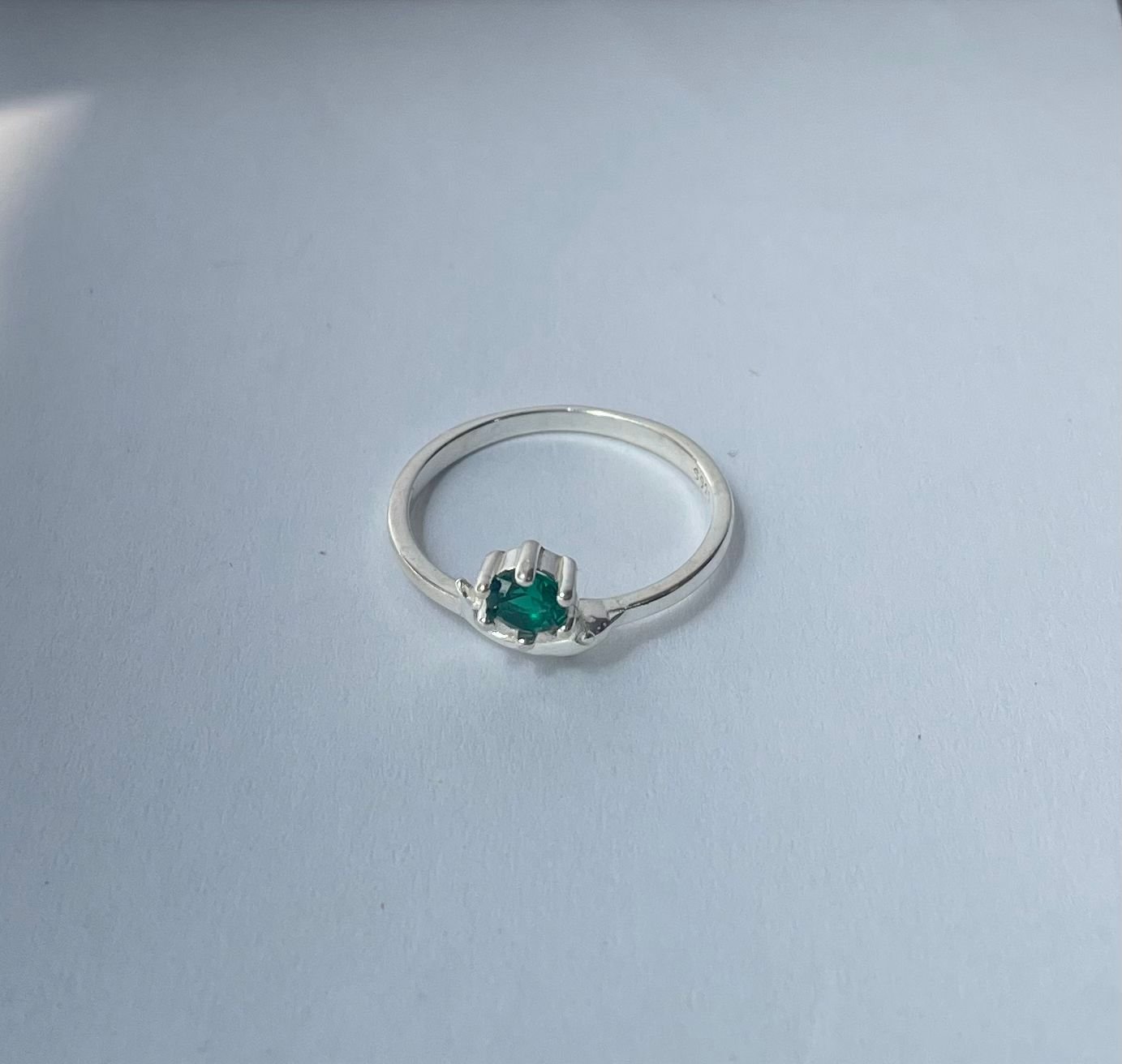 Anillo clásico 1.64 gr / T7 1/2 / circón verde plata italiana