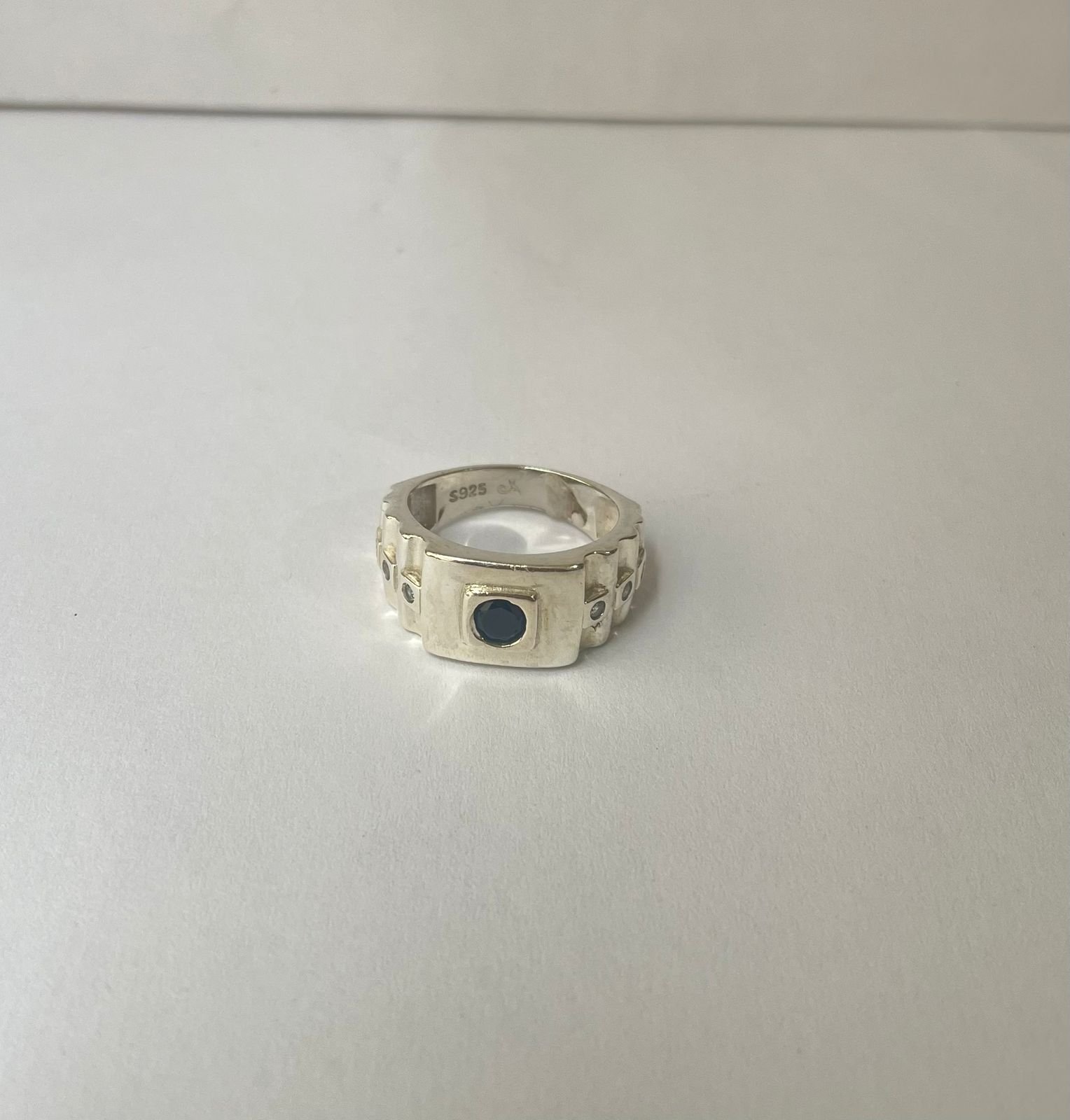 Anillo clásico 5.85 gr / T8 1/2 / circones negro plata italiana