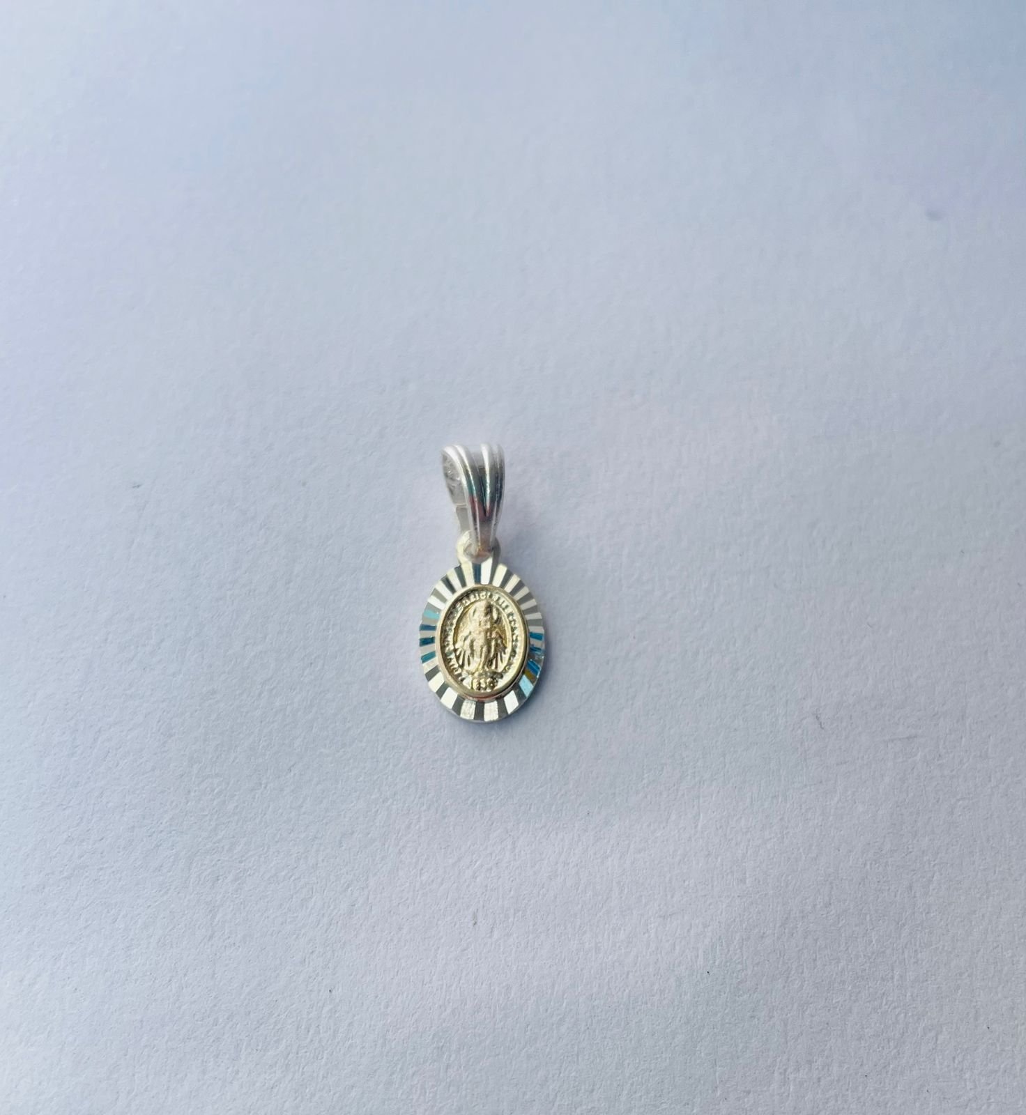 Dije virgen Guadalupe 1.09 gr / 2 cm / palta italiana + oro laminado