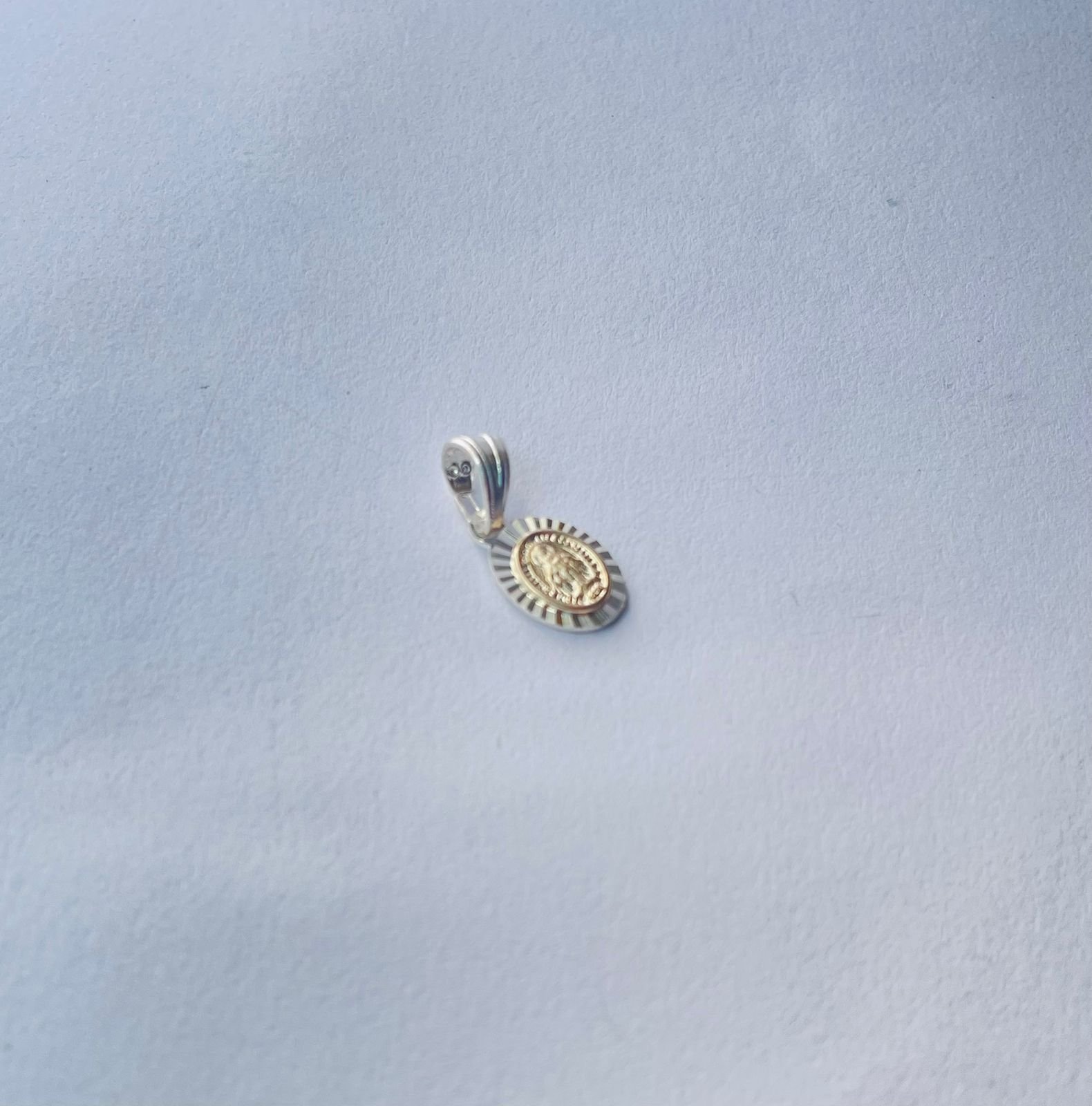 Dije virgen Guadalupe 1.09 gr / 2 cm / palta italiana + oro laminado - Imagen 2