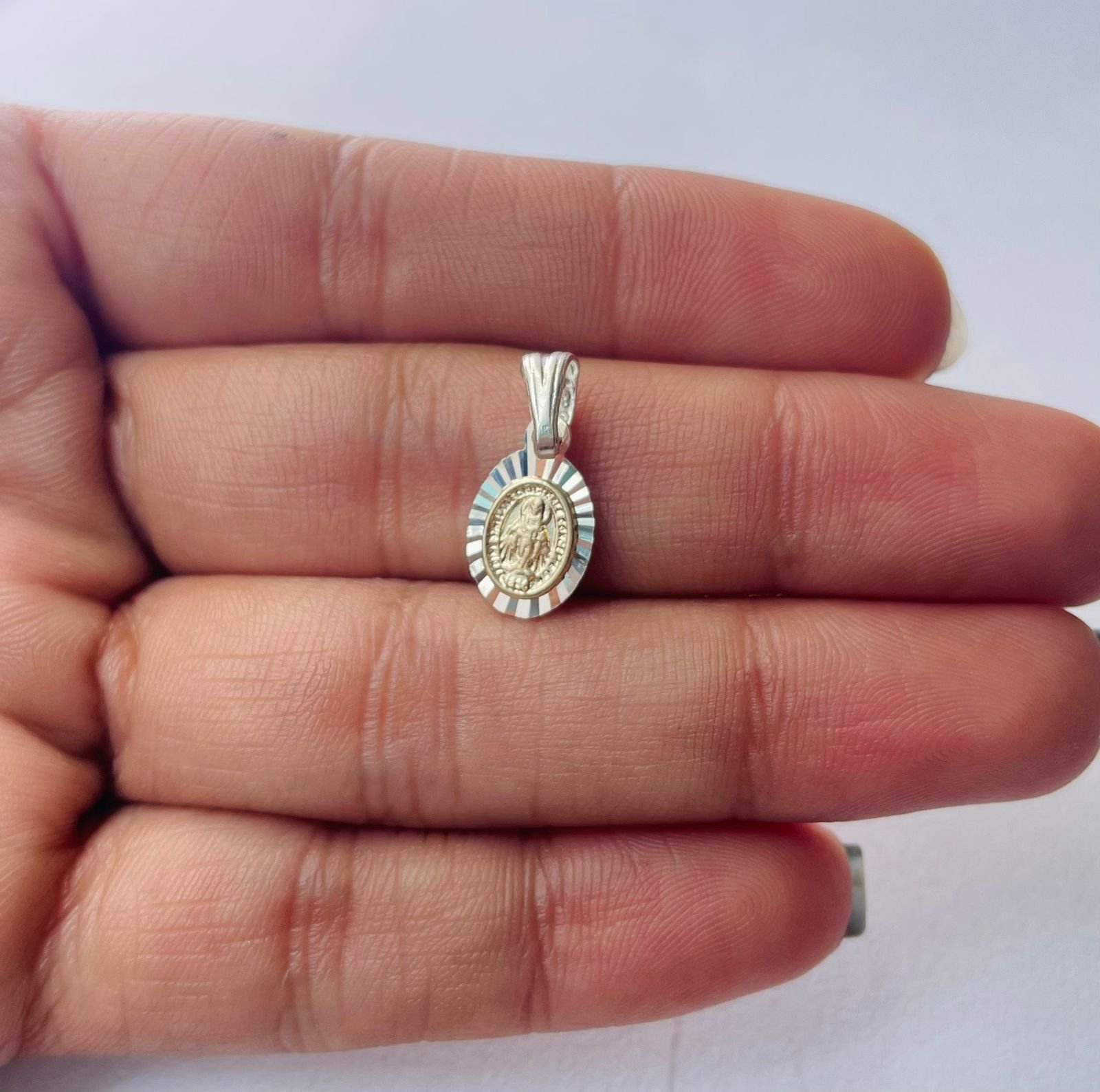 Dije virgen Guadalupe 1.09 gr / 2 cm / palta italiana + oro laminado - Imagen 3