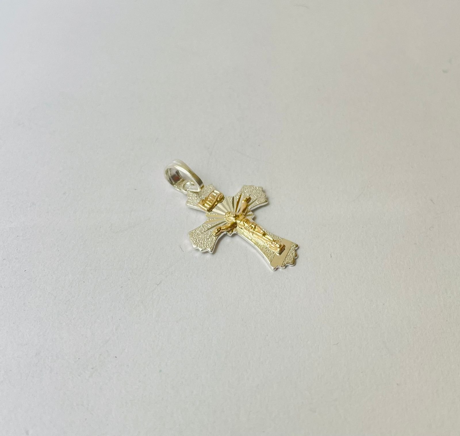 Dije cruz 2.23 gr / 3.5 cm / plata italiana y oro laminado - Imagen 2