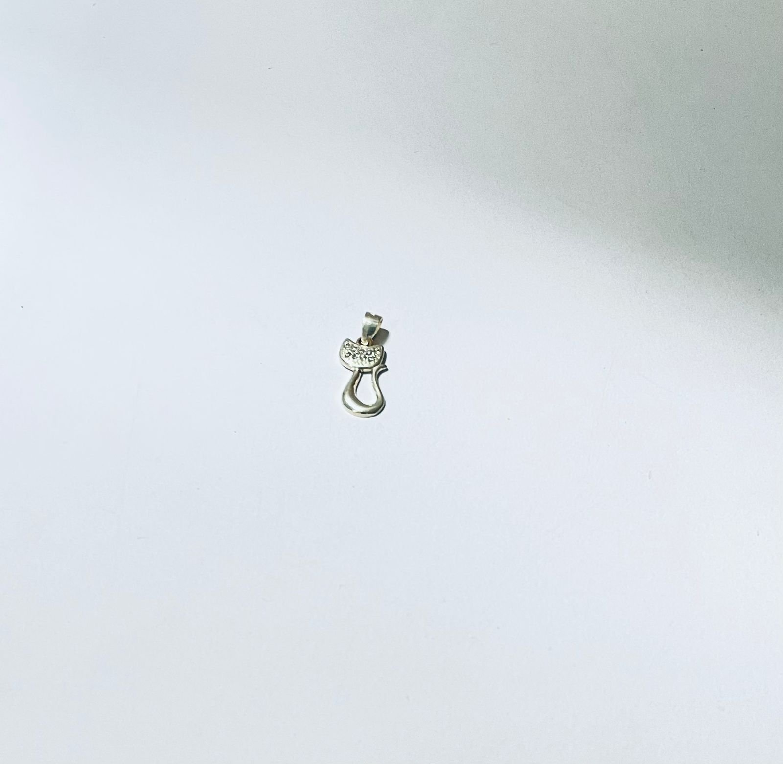 Dije gato circones 0.70 gr / 2 cm / plata italiana