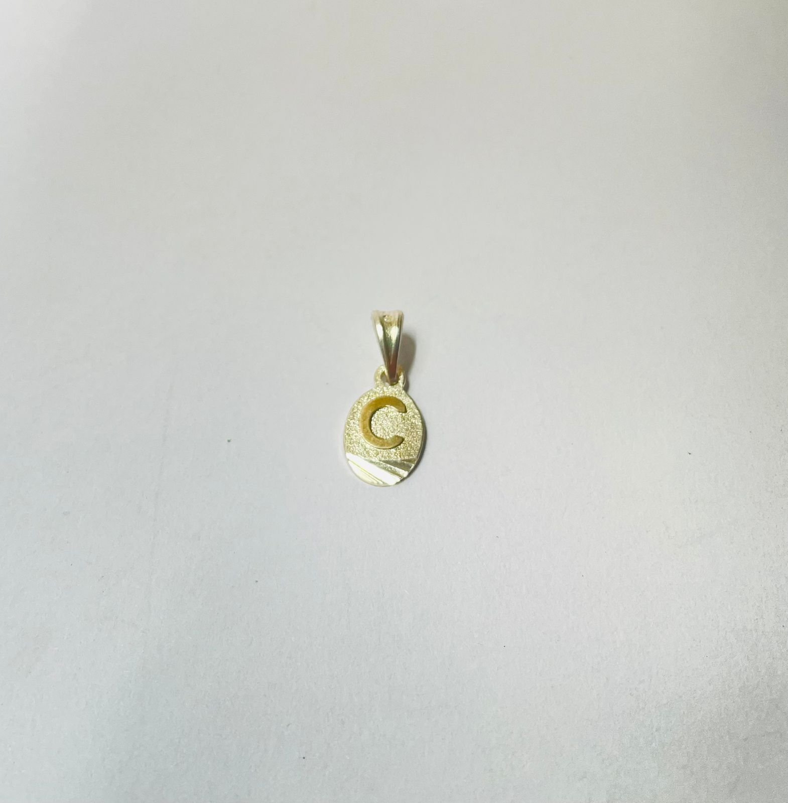 Dije letra C 1.28 gr / 2.5 cm / plata italiana + oro laminado