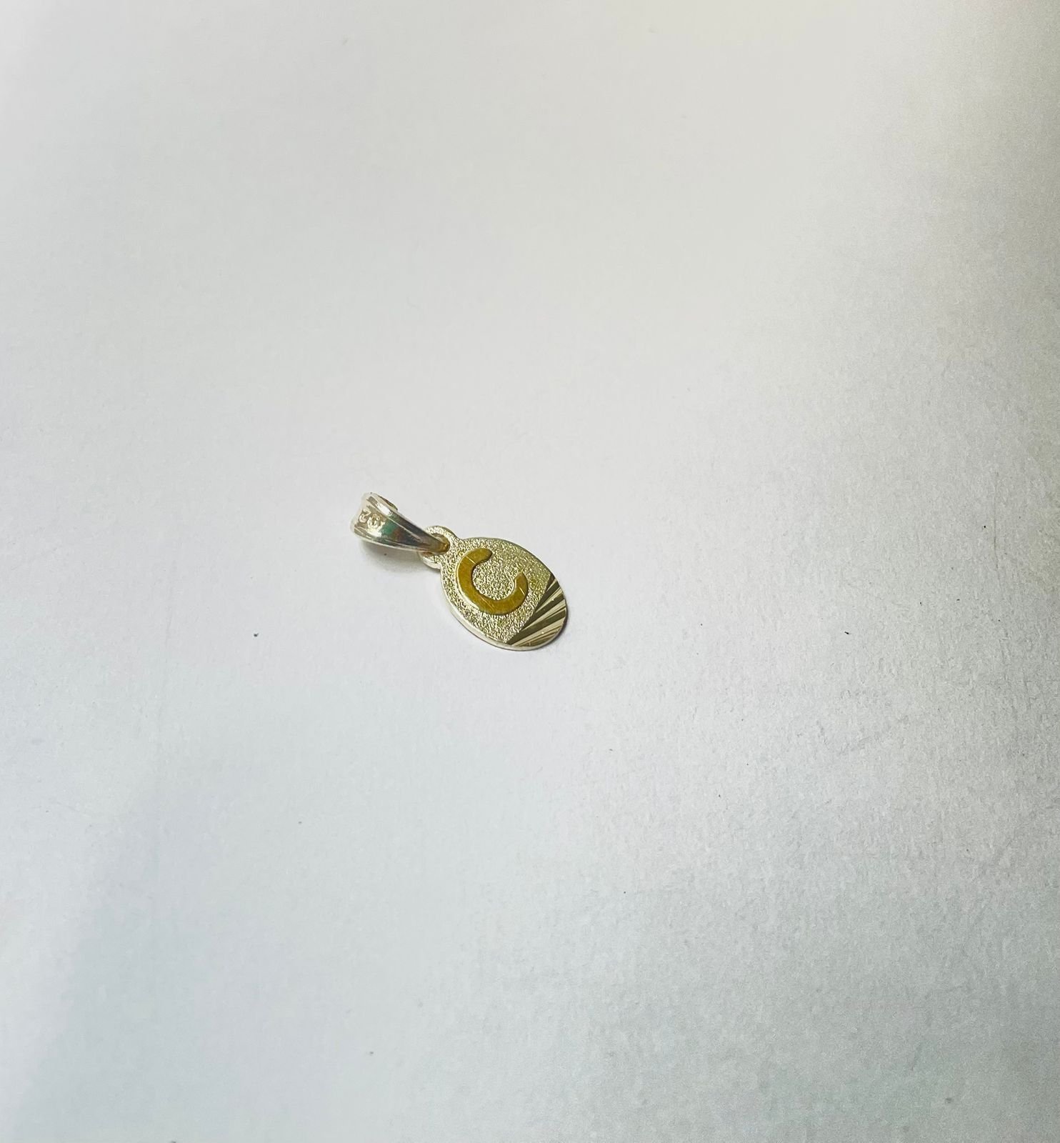 Dije letra C 1.28 gr / 2.5 cm / plata italiana + oro laminado - Imagen 2