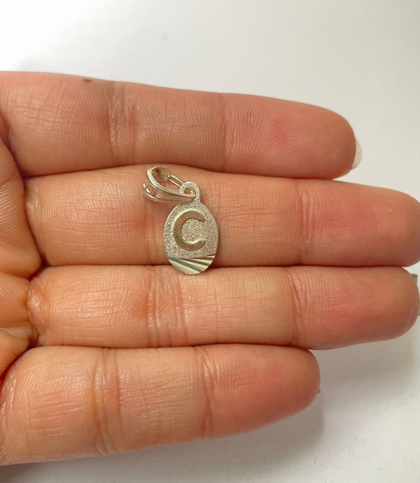 Dije letra C 1.28 gr / 2.5 cm / plata italiana + oro laminado - Imagen 3