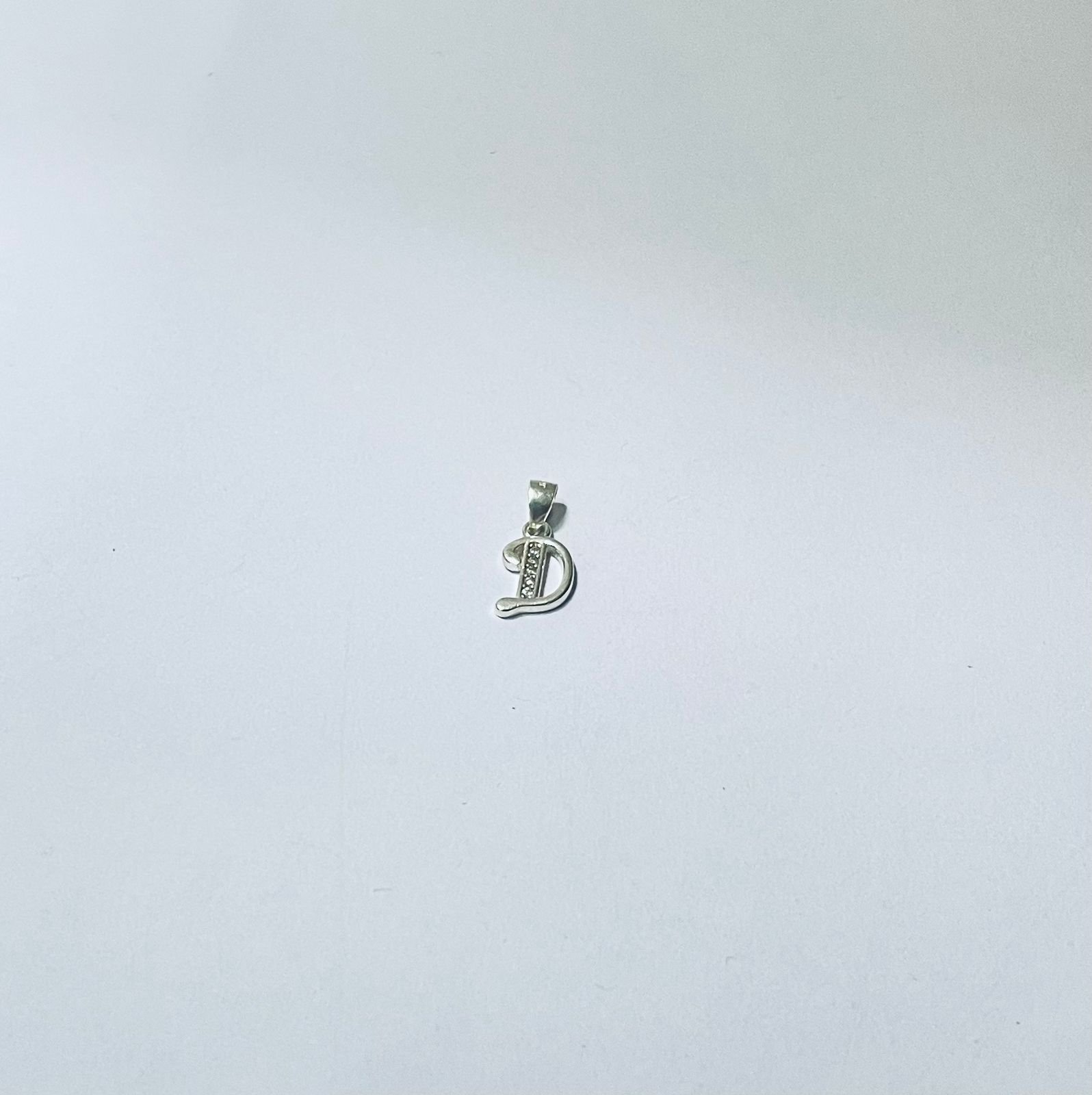 Dije letra D esqueleto 0.68 gr / 1.5 cm / plata italiana