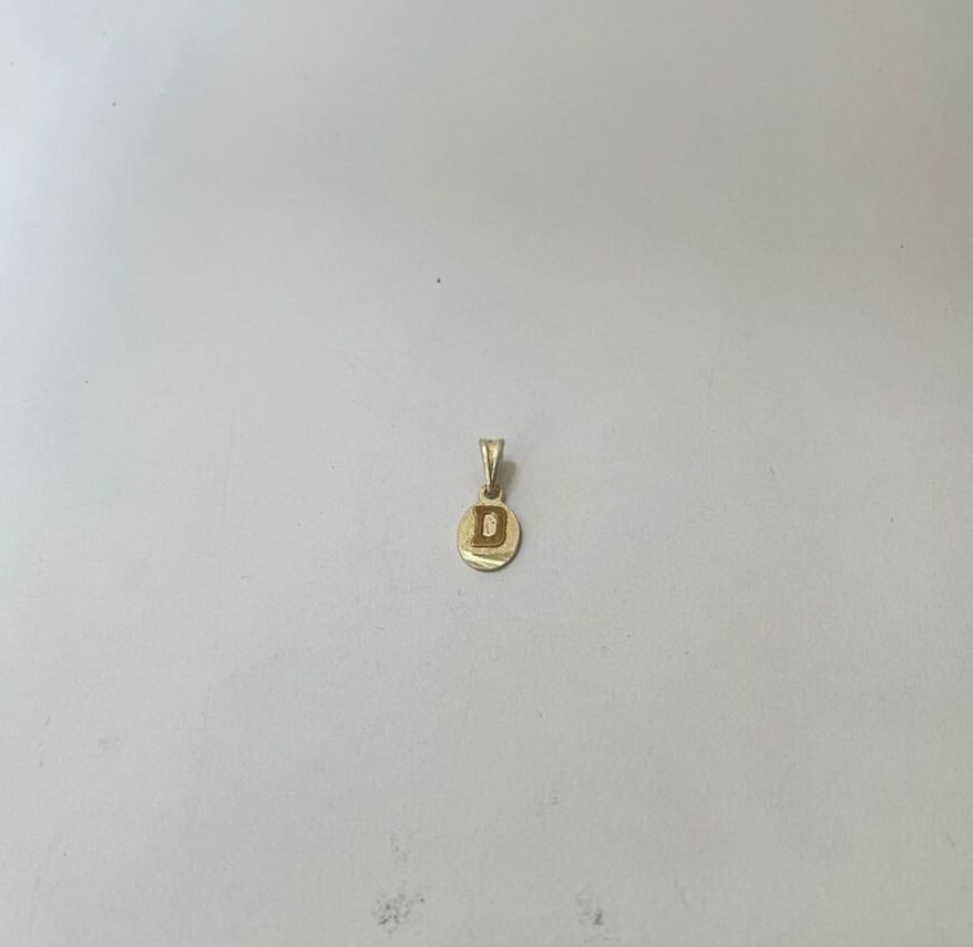 Dije letra D 1.32 gr / 2.5 cm / plata italiana + oro laminado