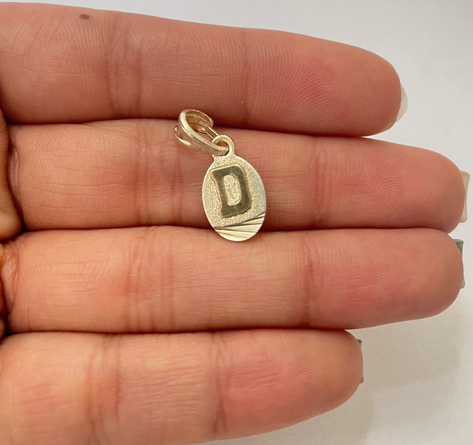 Dije letra D 1.32 gr / 2.5 cm / plata italiana + oro laminado - Imagen 3