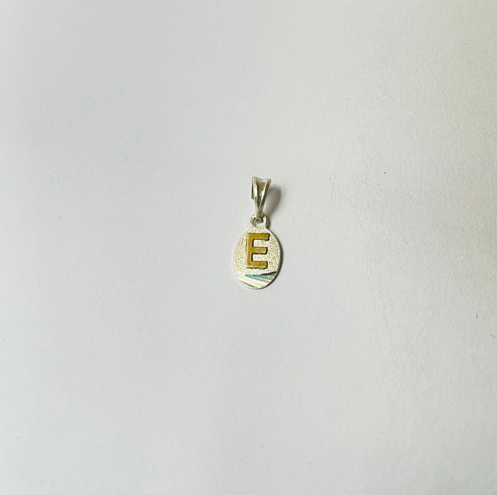 Dije letra E 1.30 gr / 2.5 cm / plata italiana + oro laminado