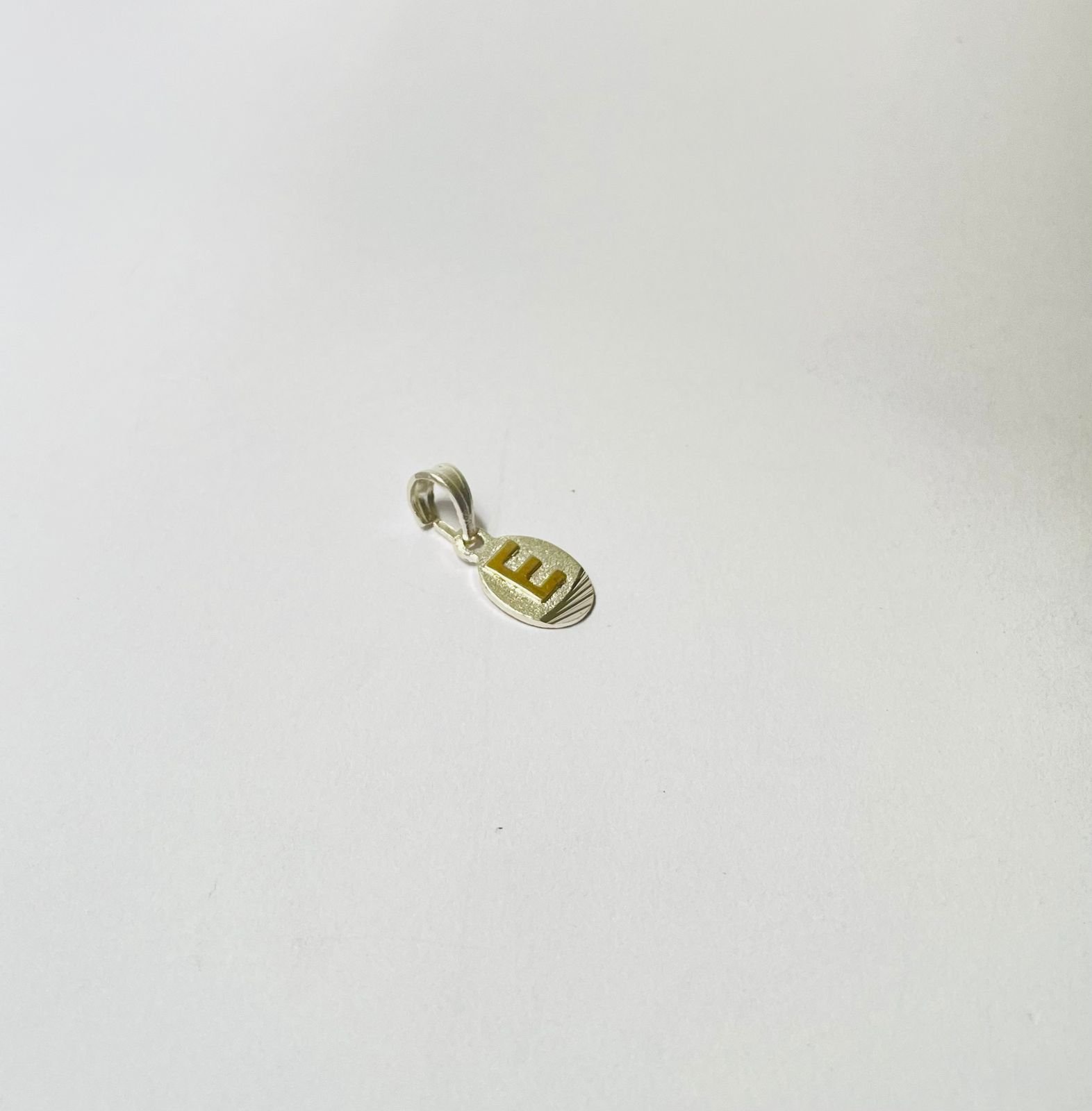 Dije letra E 1.30 gr / 2.5 cm / plata italiana + oro laminado - Imagen 2