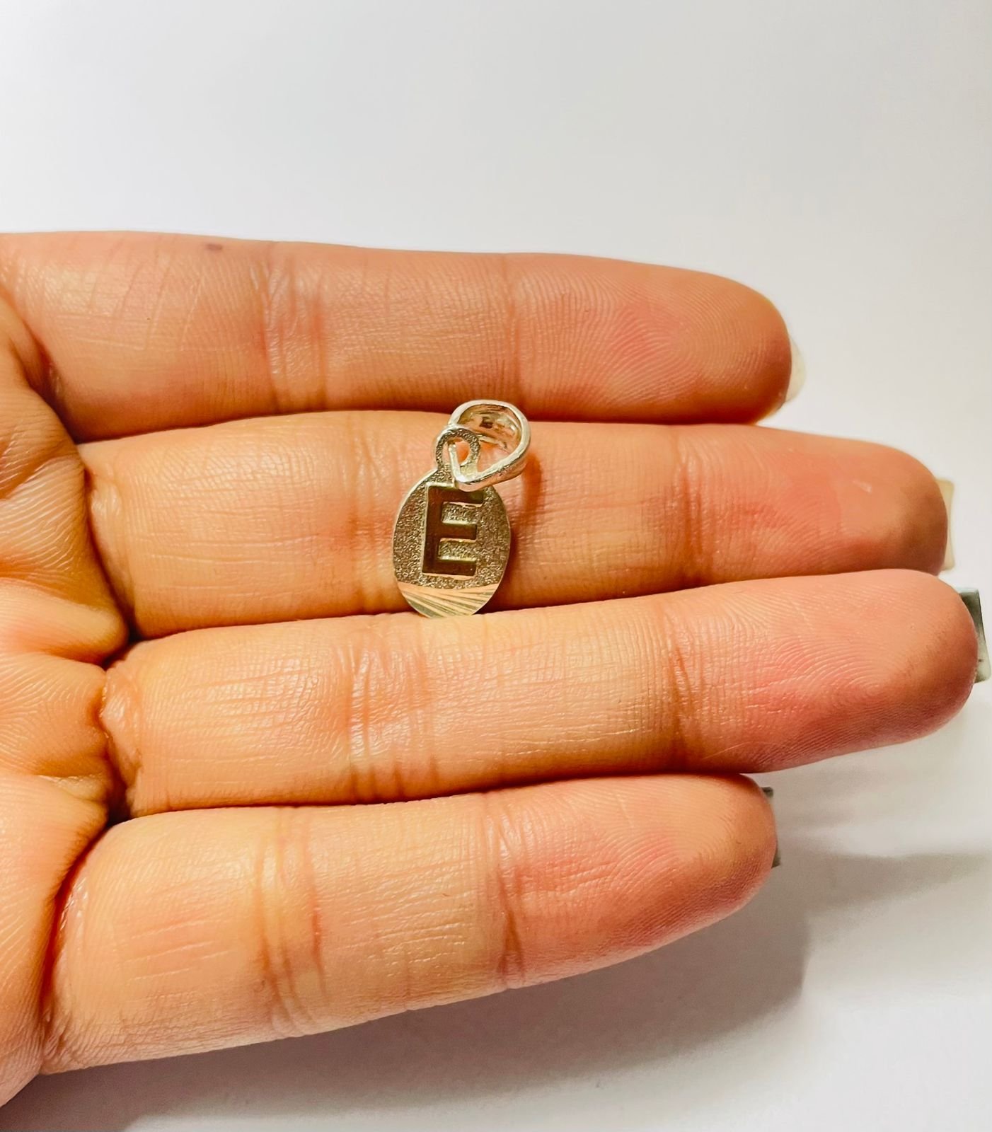 Dije letra E 1.30 gr / 2.5 cm / plata italiana + oro laminado - Imagen 3