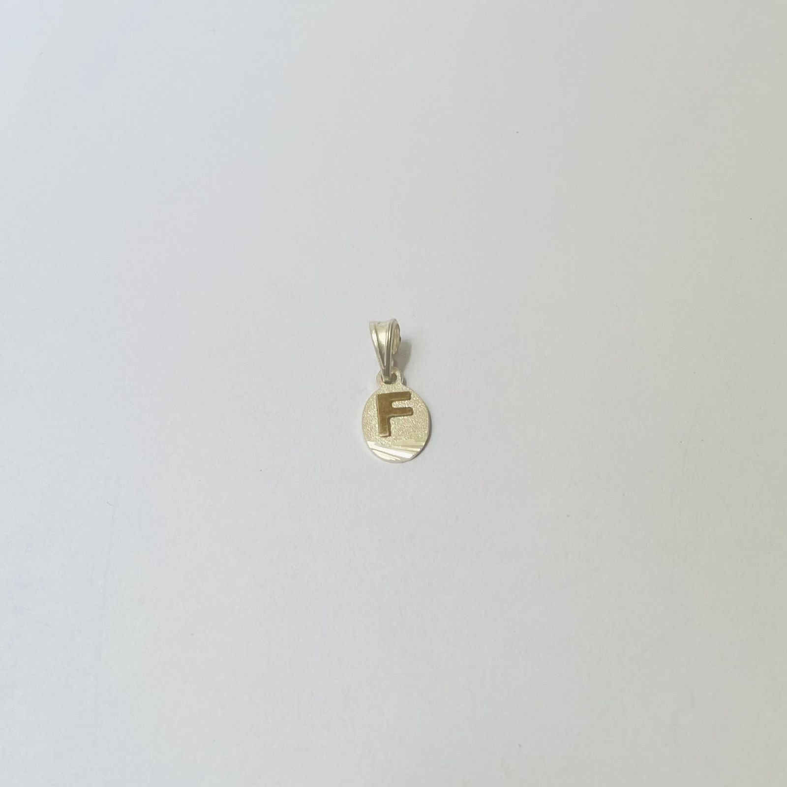 Dije letra F 1.32 gr / 2.5 cm / plata italiana + oro laminado