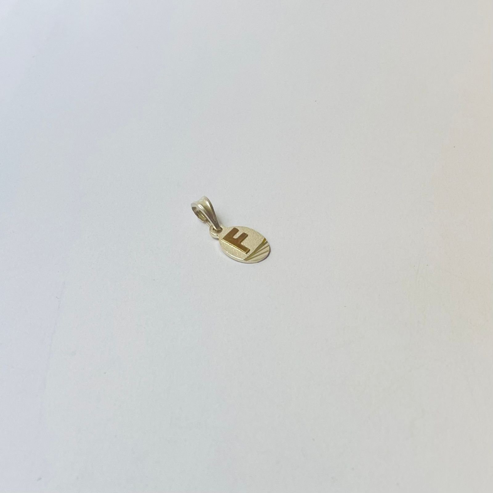 Dije letra F 1.32 gr / 2.5 cm / plata italiana + oro laminado - Imagen 2