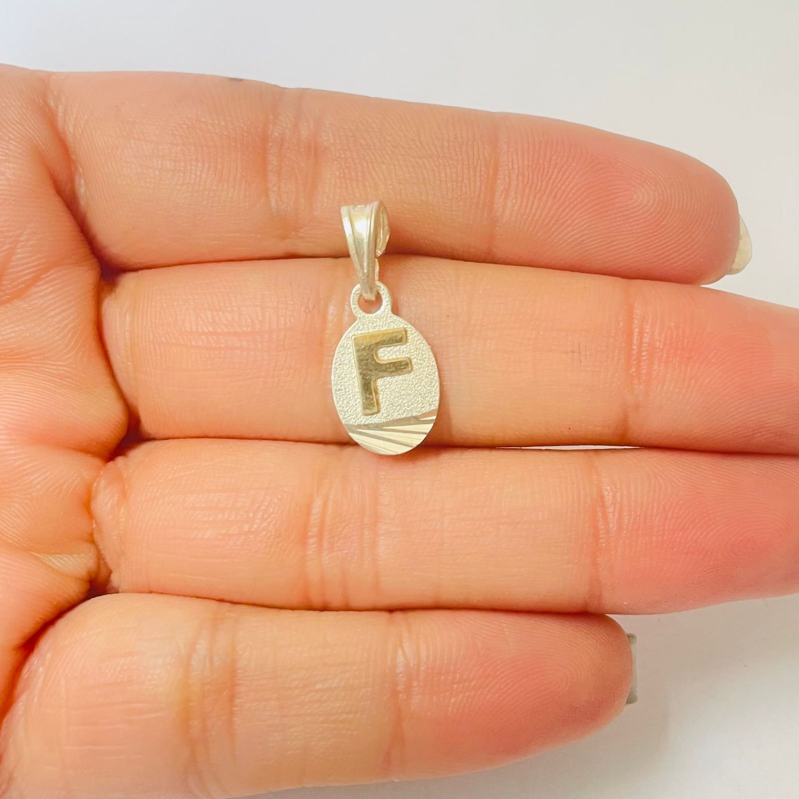 Dije letra F 1.32 gr / 2.5 cm / plata italiana + oro laminado - Imagen 3