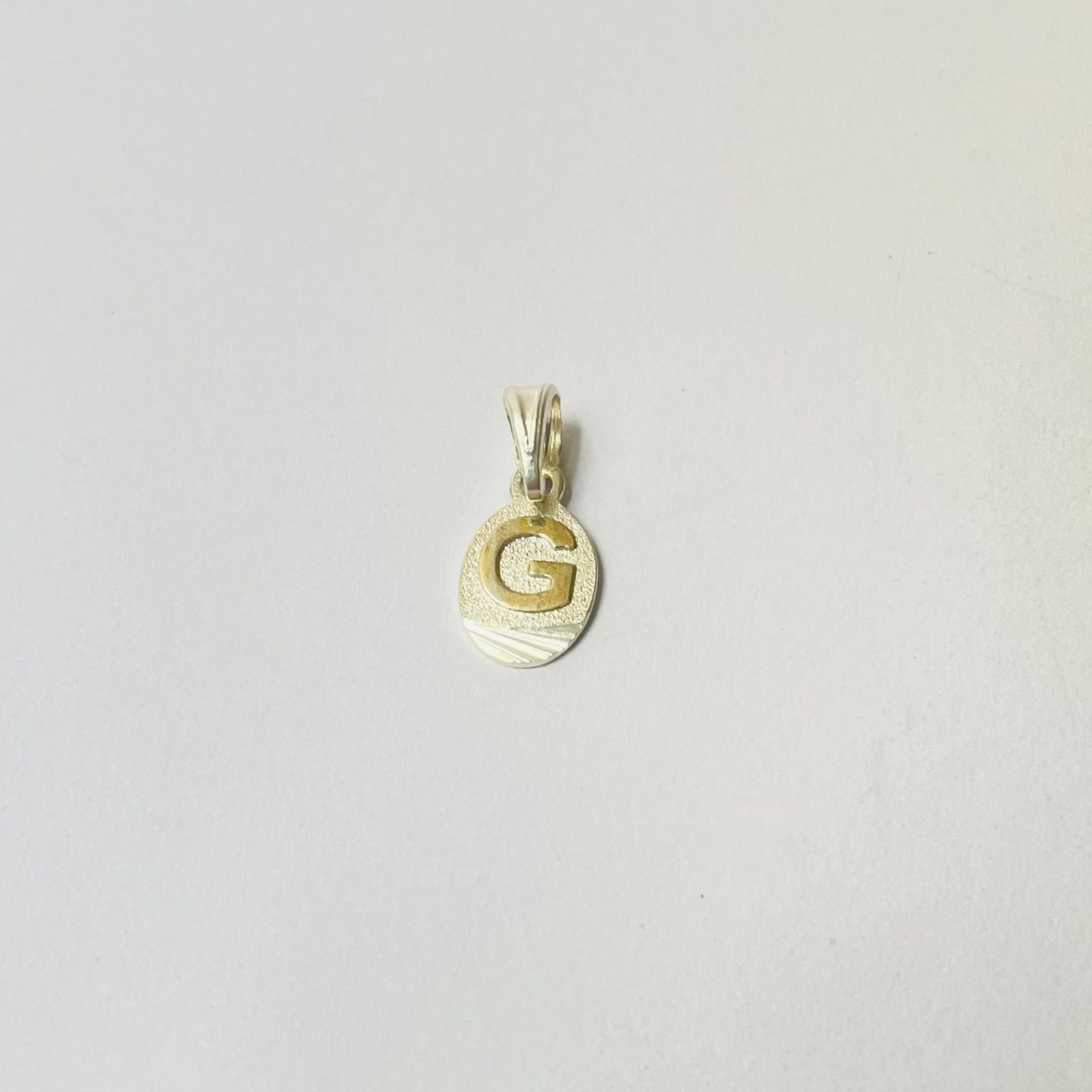 Dije letra G 1.31 gr / 2.5 cm / plata italiana + oro laminado