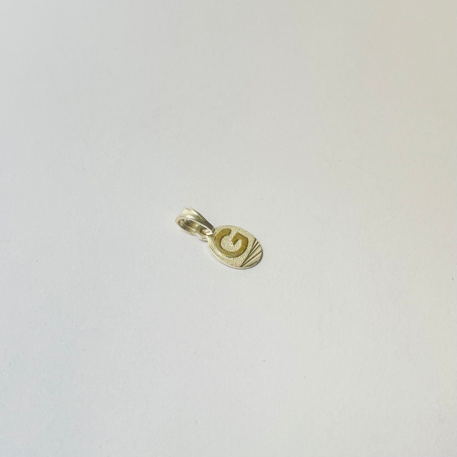 Dije letra G 1.31 gr / 2.5 cm / plata italiana + oro laminado - Imagen 2
