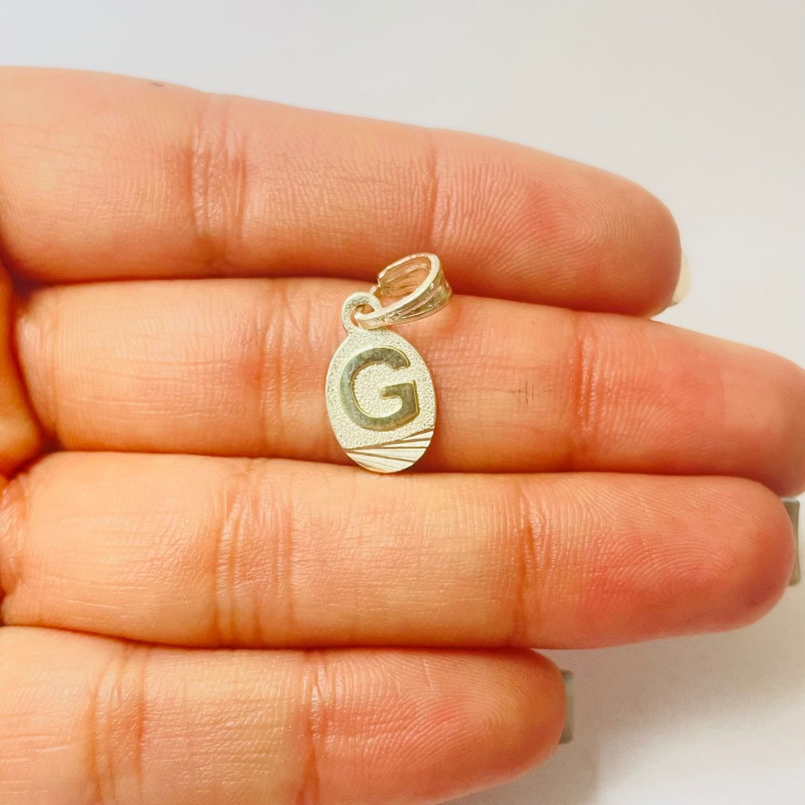 Dije letra G 1.31 gr / 2.5 cm / plata italiana + oro laminado - Imagen 3