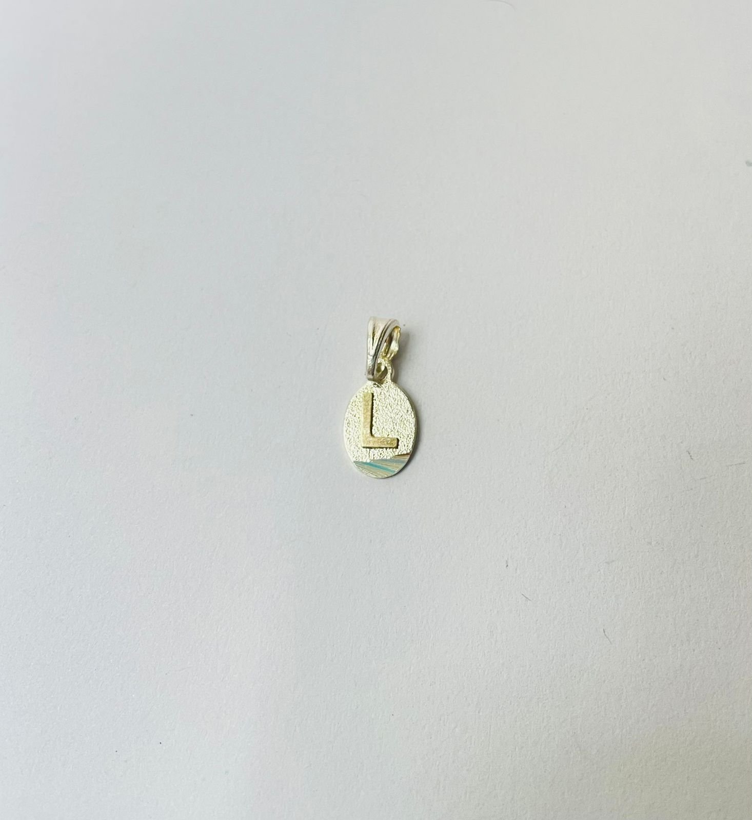 Dije letra L 1.25 gr / 2.5 cm / plata italiana + oro laminado