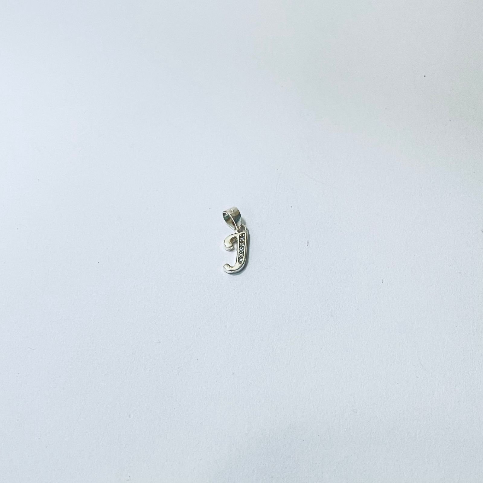Dije letra J esqueleto 0.64 gr / 1.5 cm / plata italiana