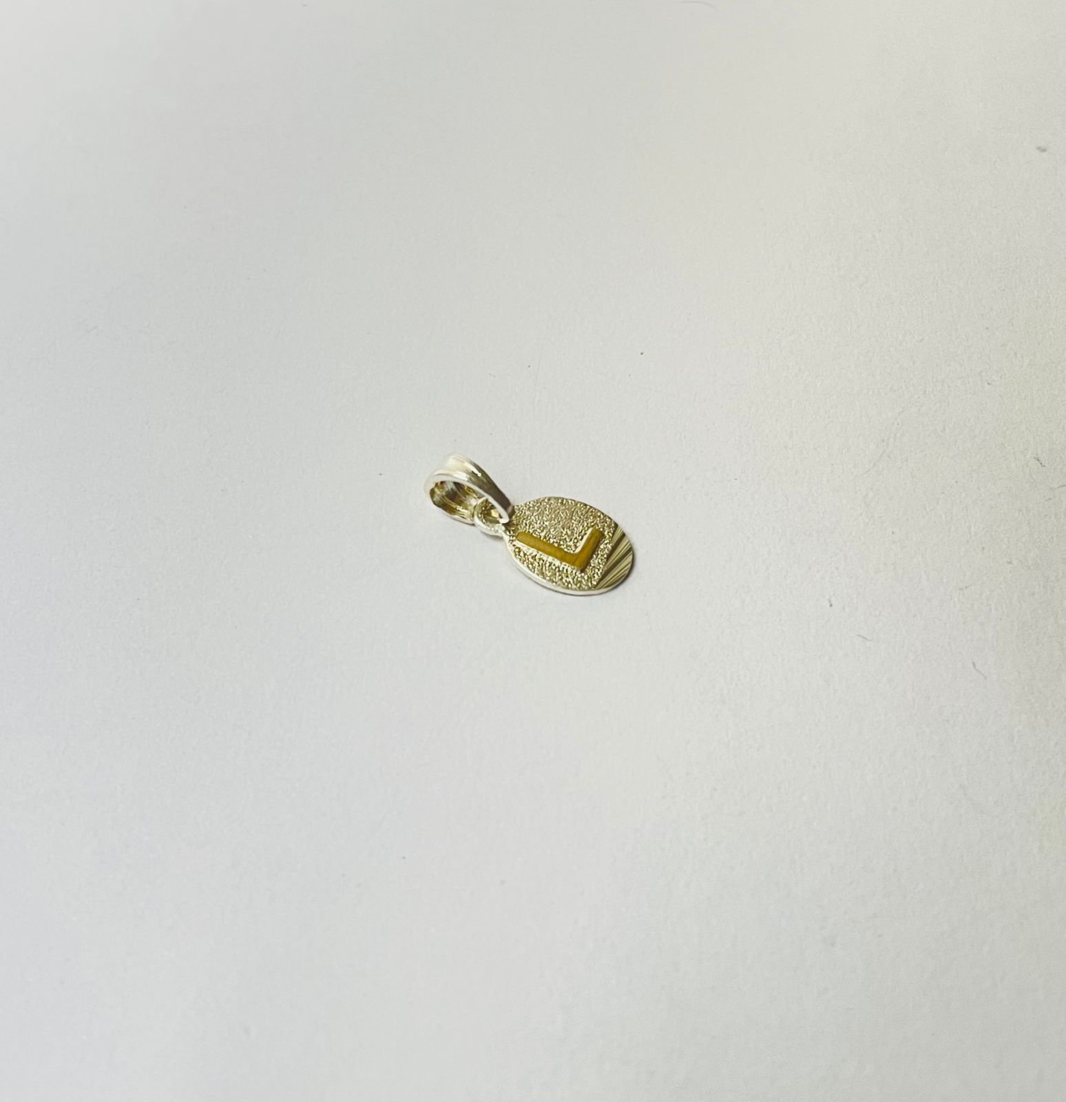 Dije letra L 1.25 gr / 2.5 cm / plata italiana + oro laminado - Imagen 2