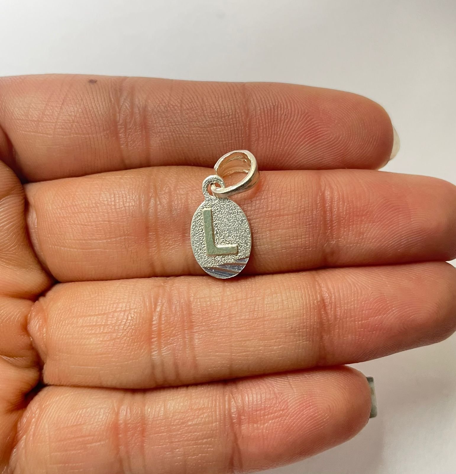 Dije letra L 1.25 gr / 2.5 cm / plata italiana + oro laminado - Imagen 3