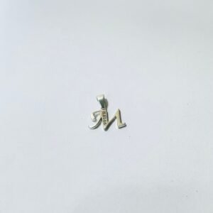 Dije letra M esqueleto 0.78 gr / 1.5 cm / plata italiana
