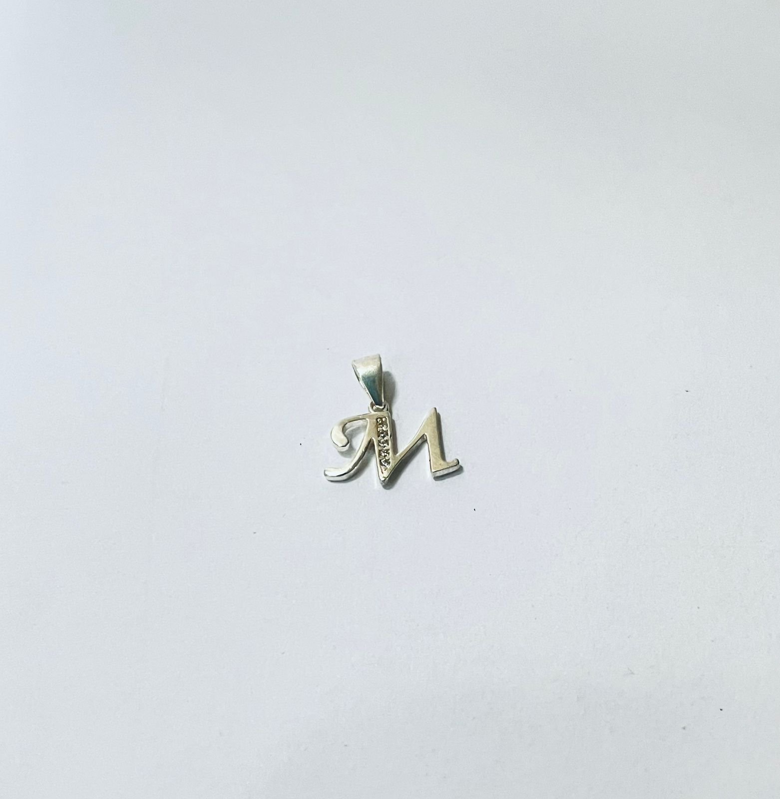 Dije letra M esqueleto 0.78 gr / 1.5 cm / plata italiana