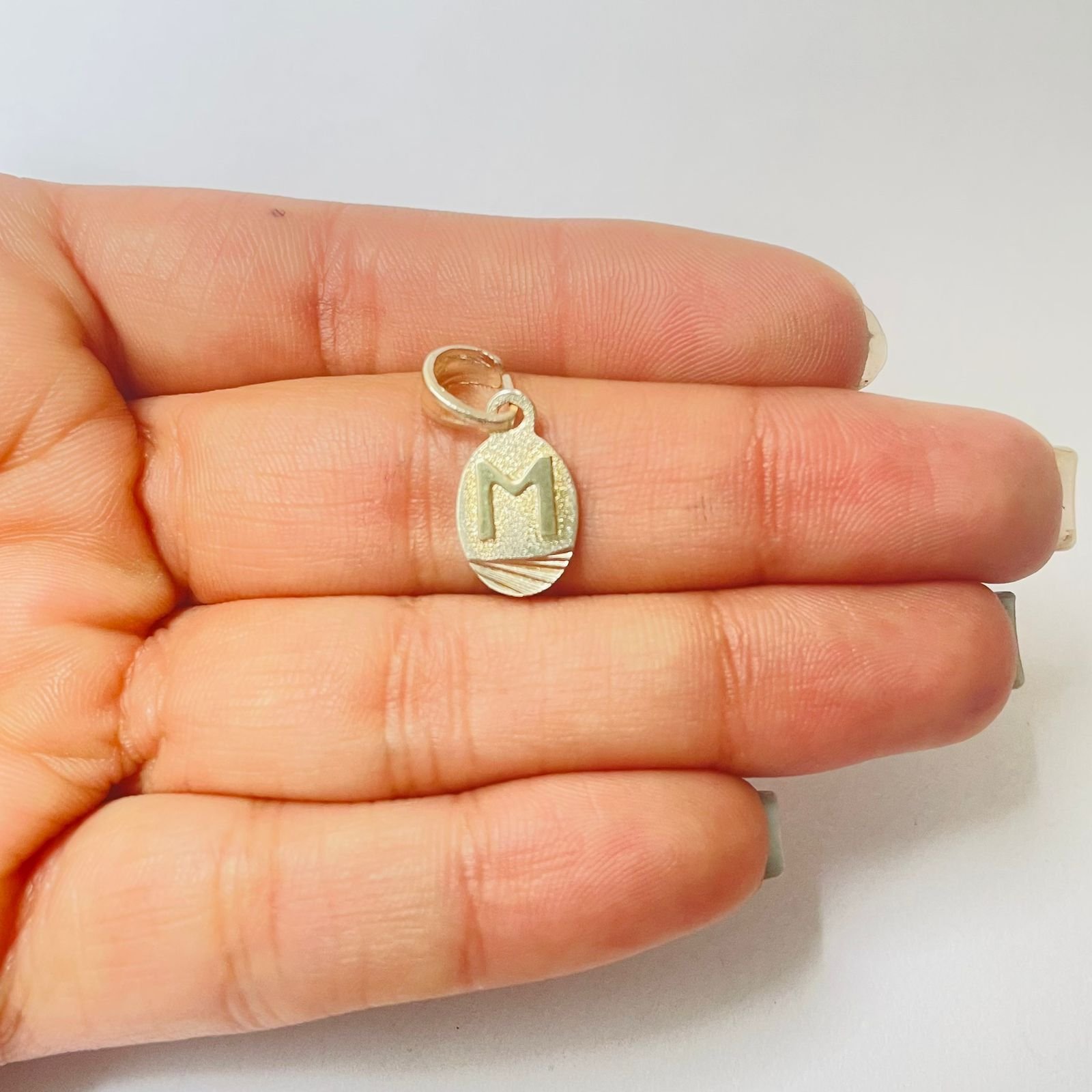 Dije letra M 1.28 gr / 2.5 cm / plata italiana + oro laminado - Imagen 3