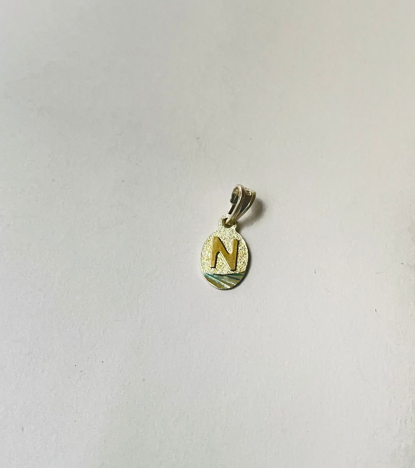 Dije letra N 1.30 gr / 2.5 cm / plata italiana + oro laminado