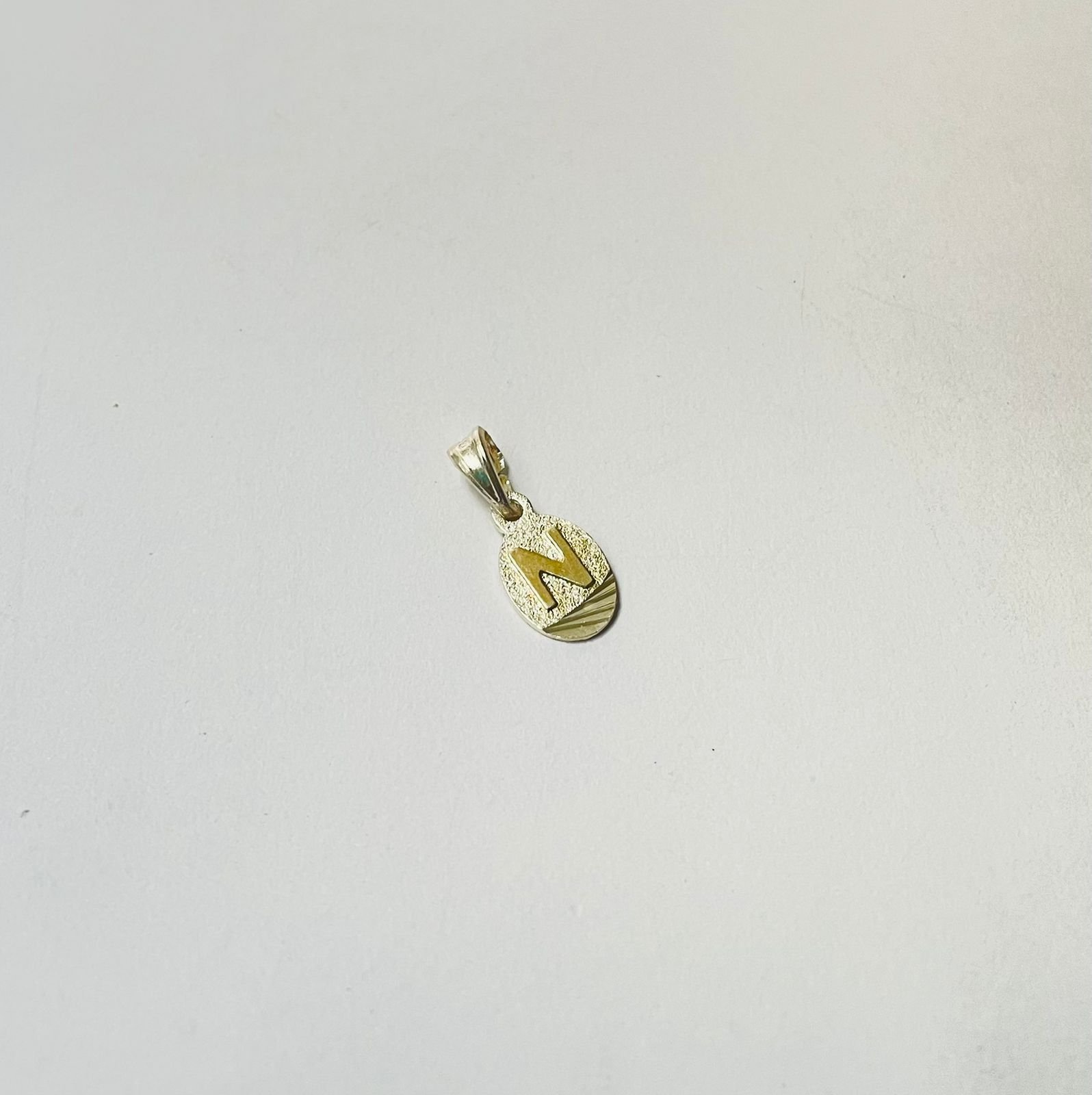 Dije letra N 1.30 gr / 2.5 cm / plata italiana + oro laminado - Imagen 2
