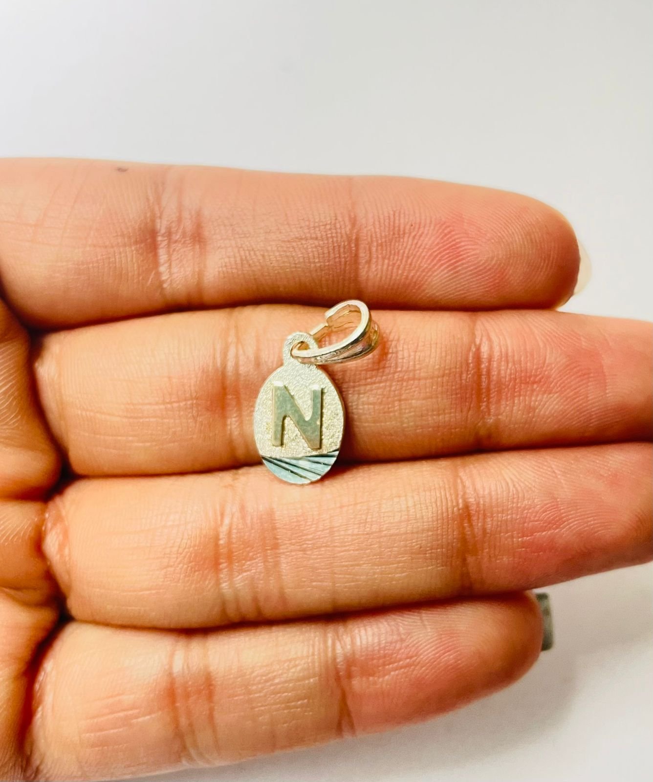 Dije letra N 1.30 gr / 2.5 cm / plata italiana + oro laminado - Imagen 3