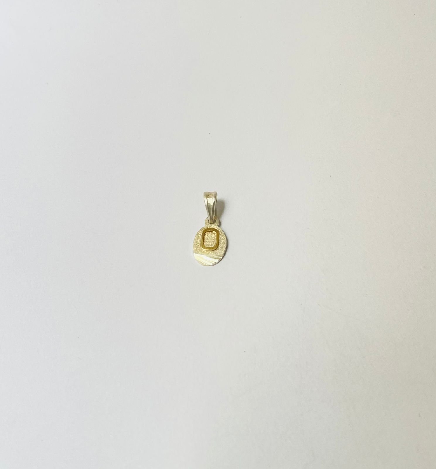 Dije letra O 1.31 gr / 2.5 cm / plata italiana + oro laminado