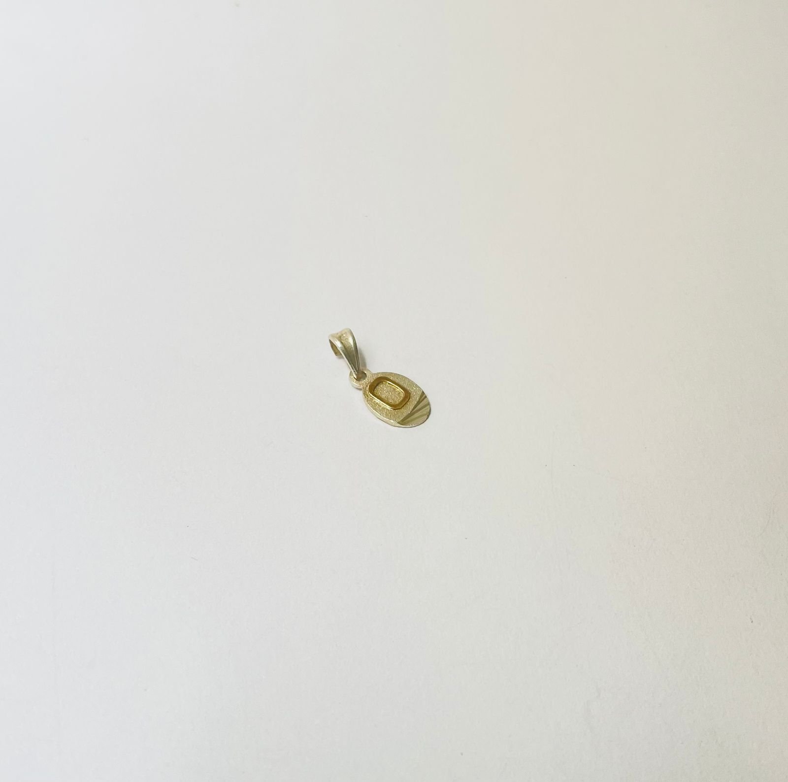 Dije letra O 1.31 gr / 2.5 cm / plata italiana + oro laminado - Imagen 2