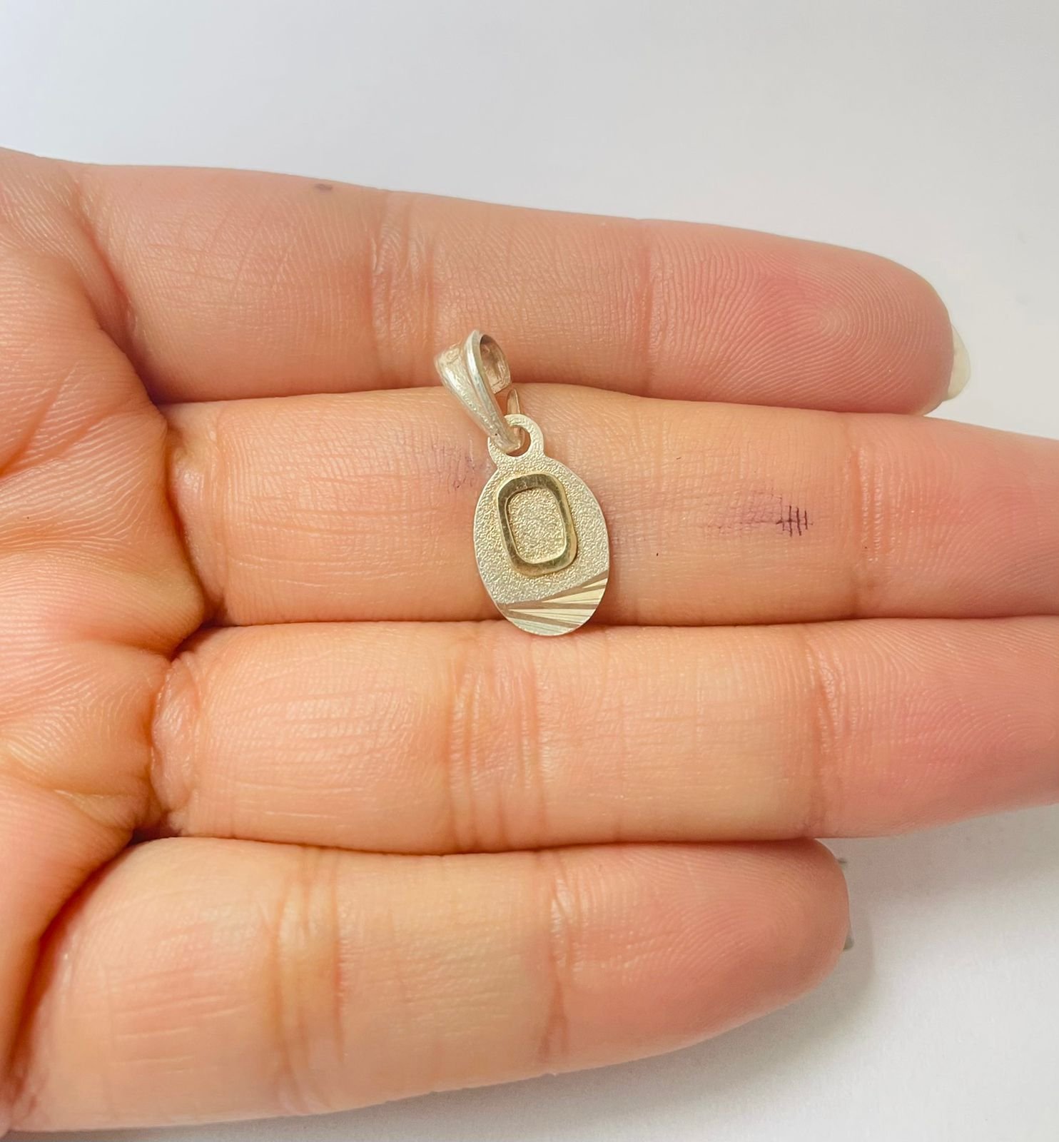 Dije letra O 1.31 gr / 2.5 cm / plata italiana + oro laminado - Imagen 3