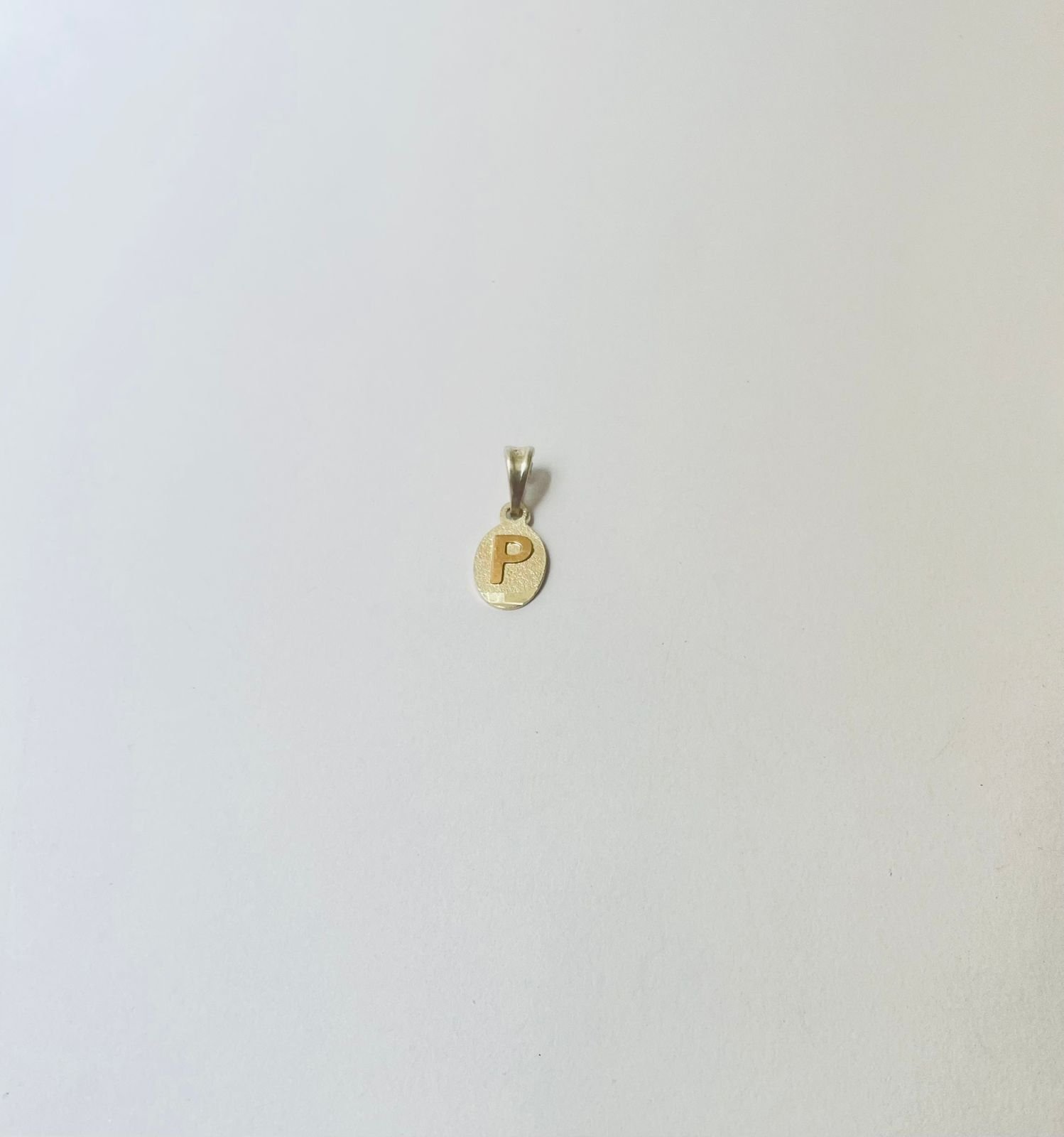 Dije letra P 1.32 gr / 2.5 cm / plata italiana + oro laminado