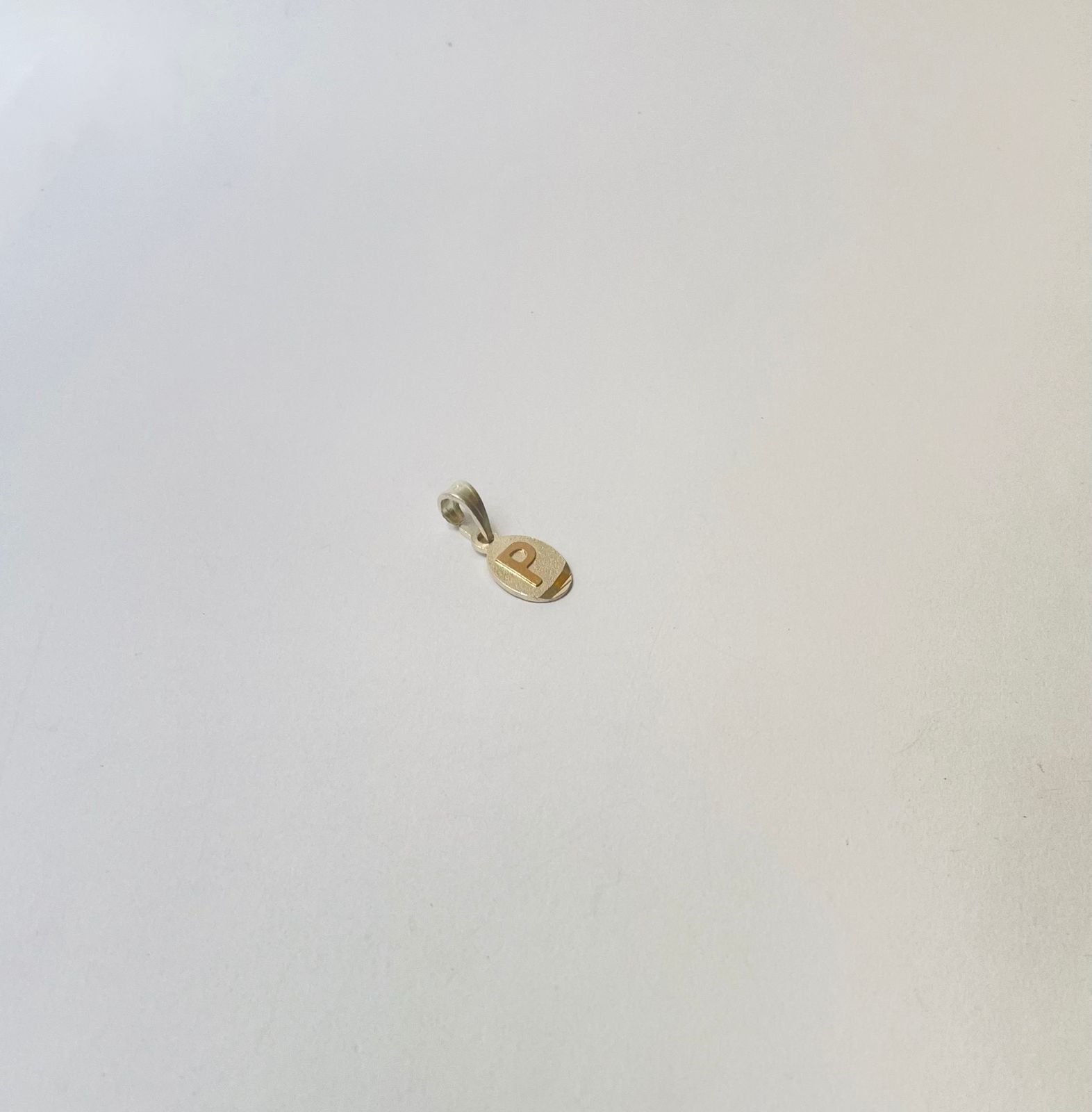 Dije letra P 1.32 gr / 2.5 cm / plata italiana + oro laminado - Imagen 2