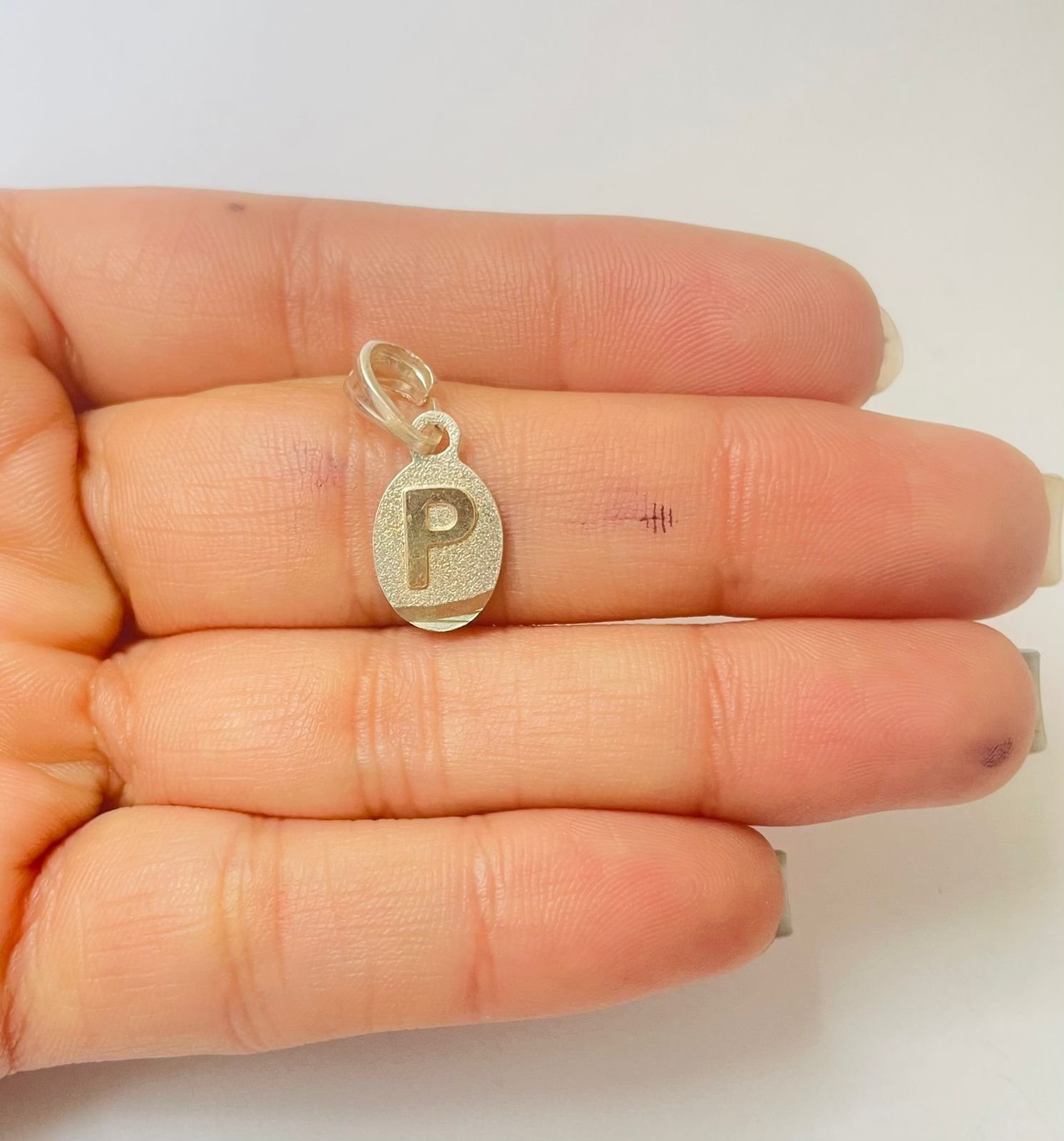 Dije letra P 1.32 gr / 2.5 cm / plata italiana + oro laminado - Imagen 3
