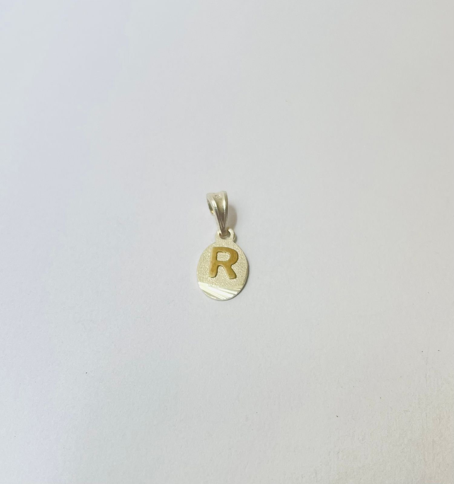 Dije letra R 1.27 gr / 2.5 cm / plata italiana + oro laminado
