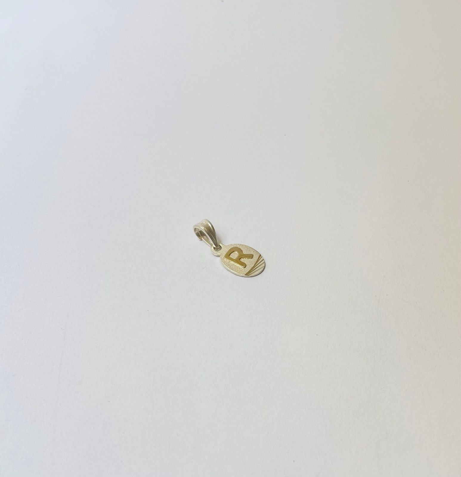 Dije letra R 1.27 gr / 2.5 cm / plata italiana + oro laminado - Imagen 2