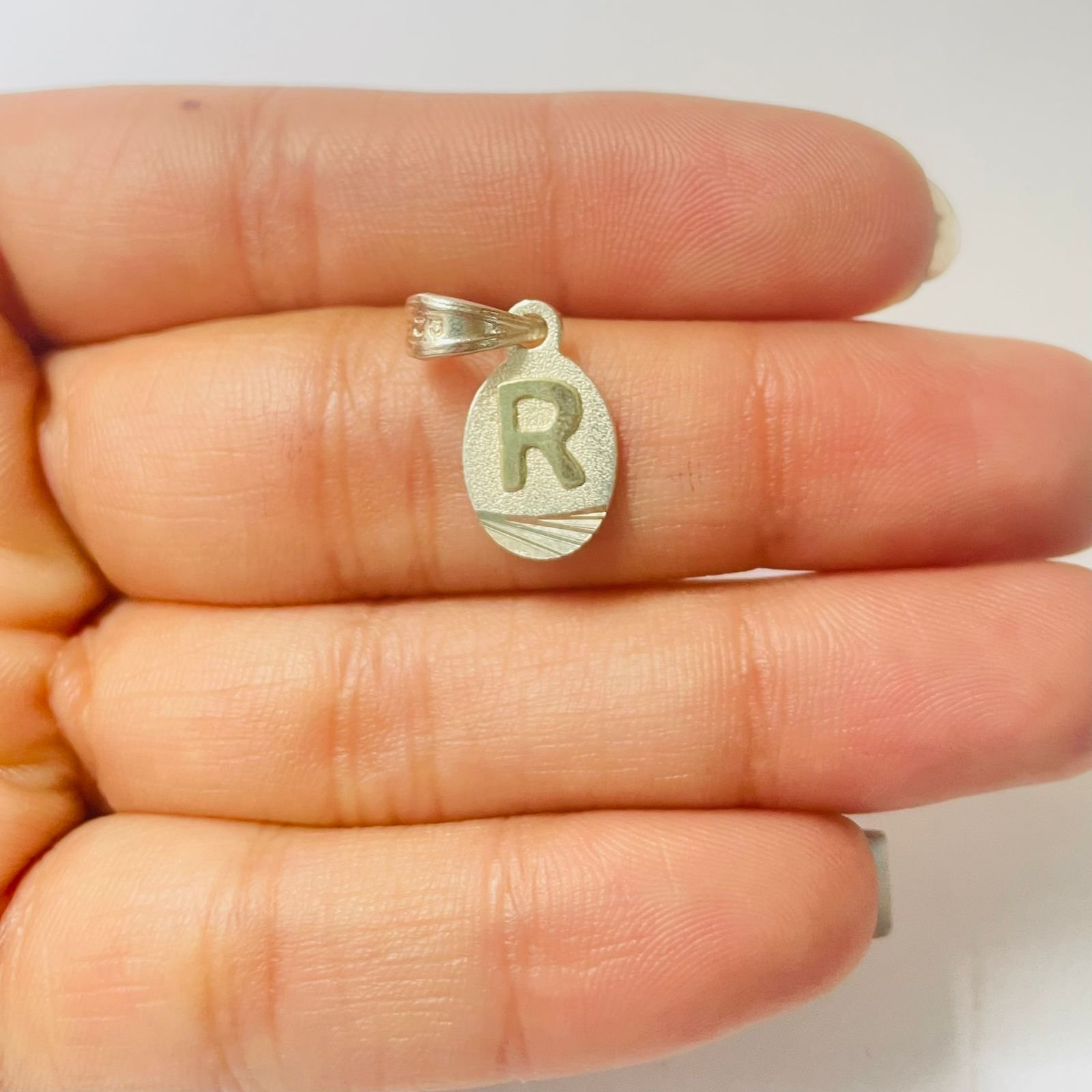 Dije letra R 1.27 gr / 2.5 cm / plata italiana + oro laminado - Imagen 3