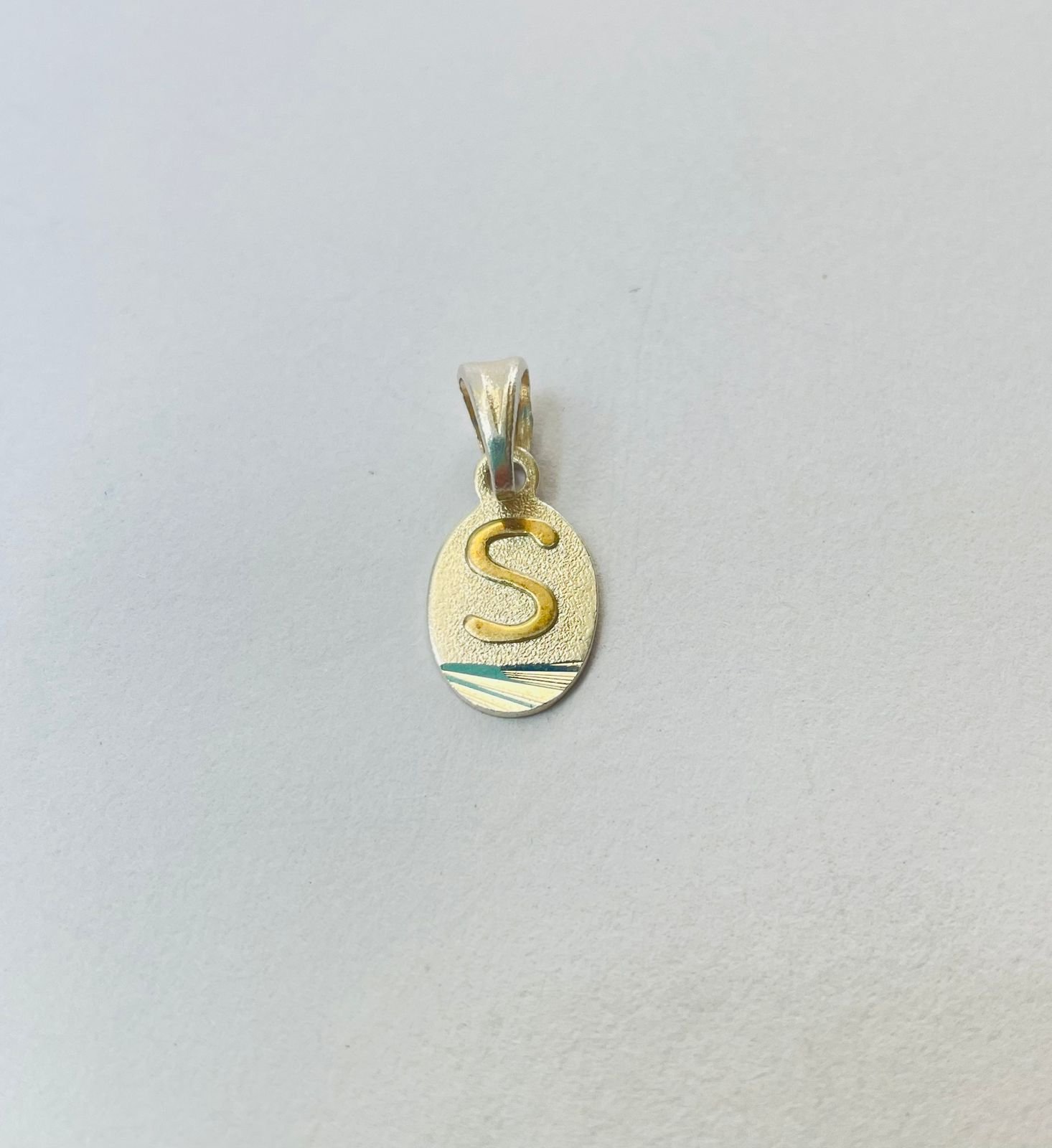 Dije letra S 1.24 gr / 2.5 cm / plata italiana + oro laminado