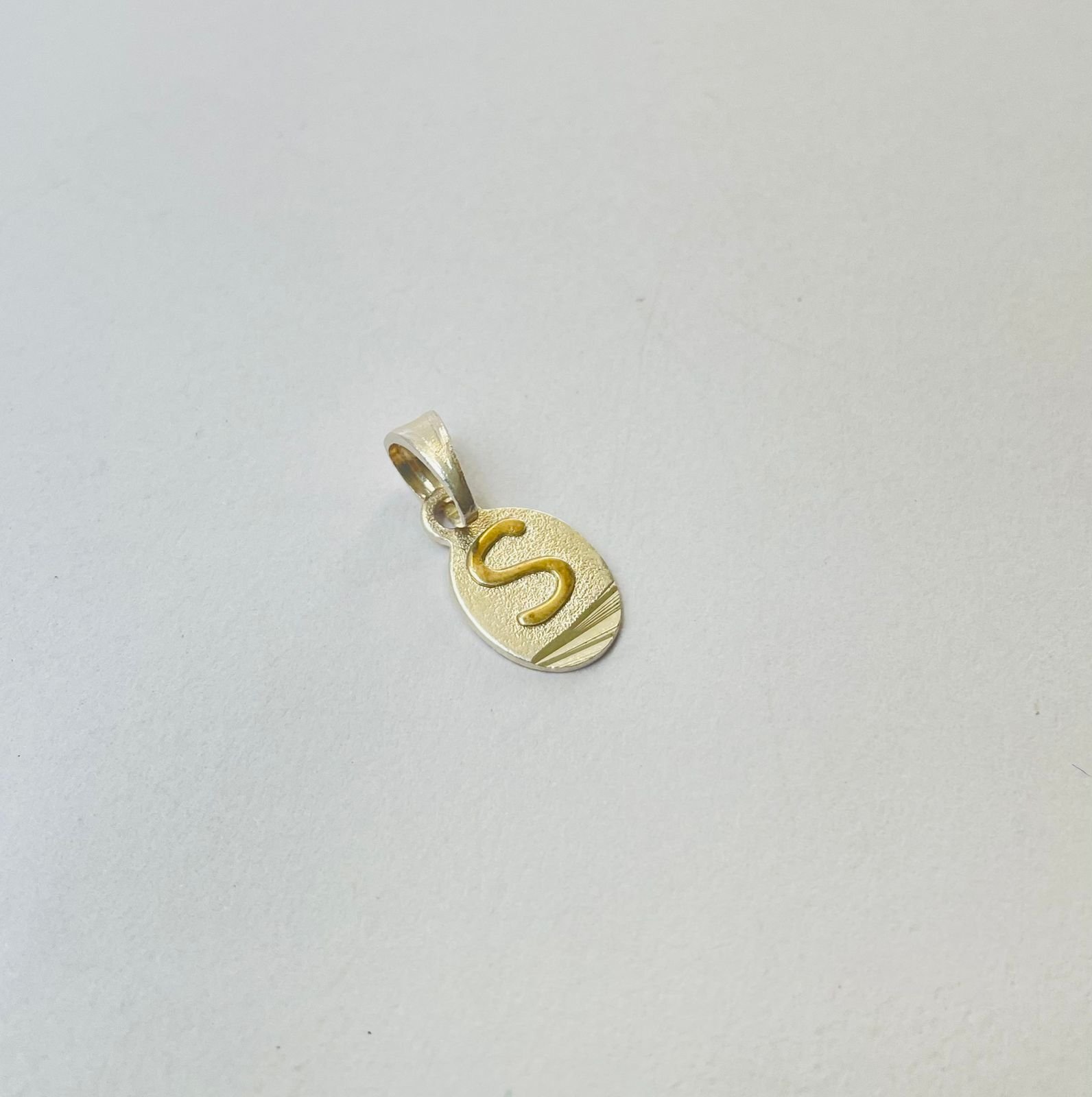 Dije letra S 1.24 gr / 2.5 cm / plata italiana + oro laminado - Imagen 2