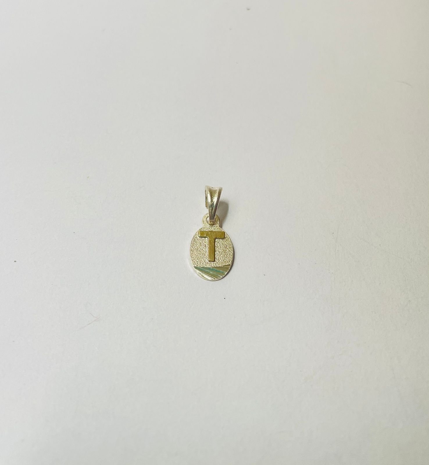 Dije letra T 1.24 gr / 2.5 cm / plata italiana + oro laminado